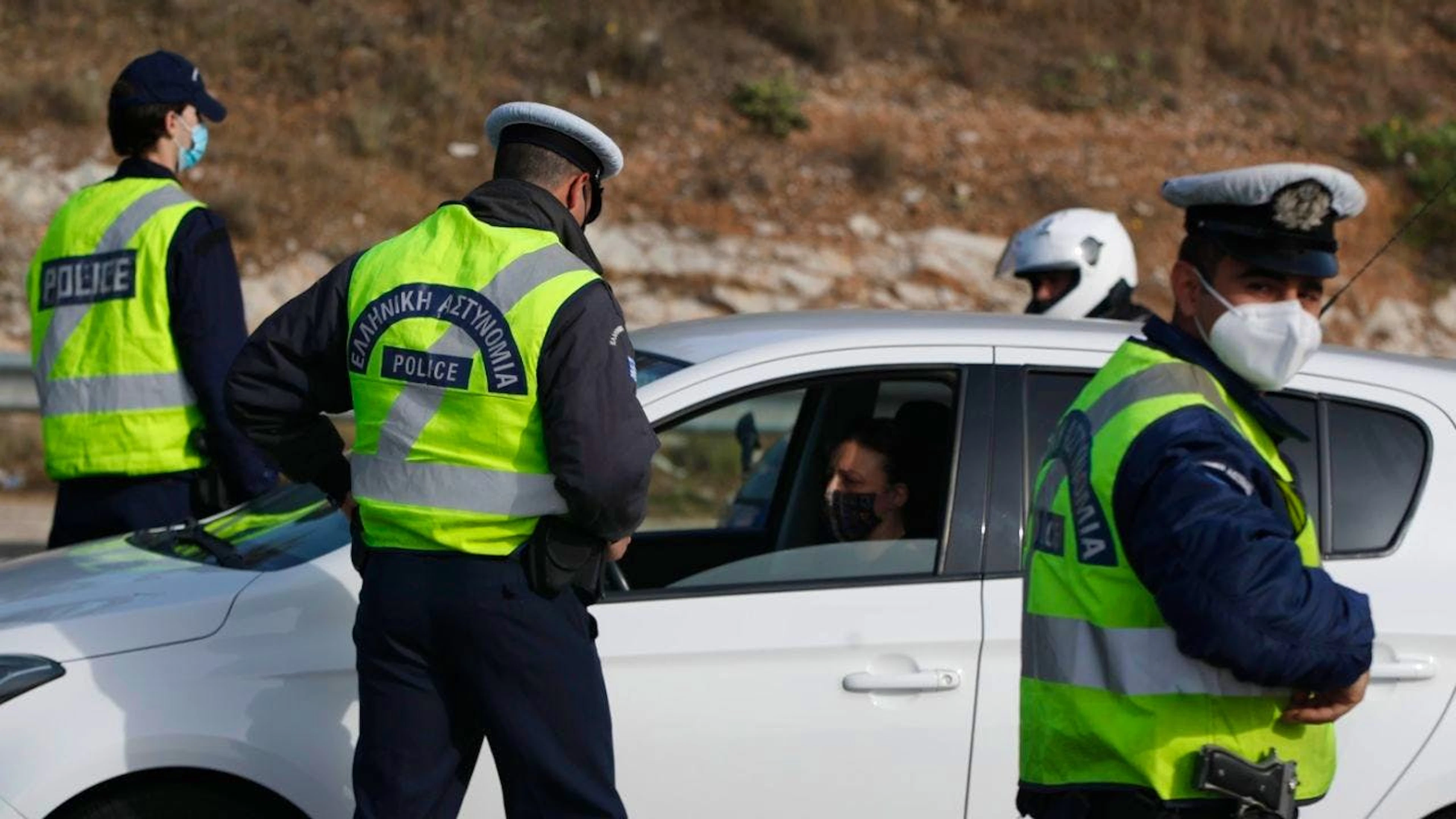 ARCHIV – Polizisten auf Kreta. Foto: Thanassis Stavrakis/AP/dpa