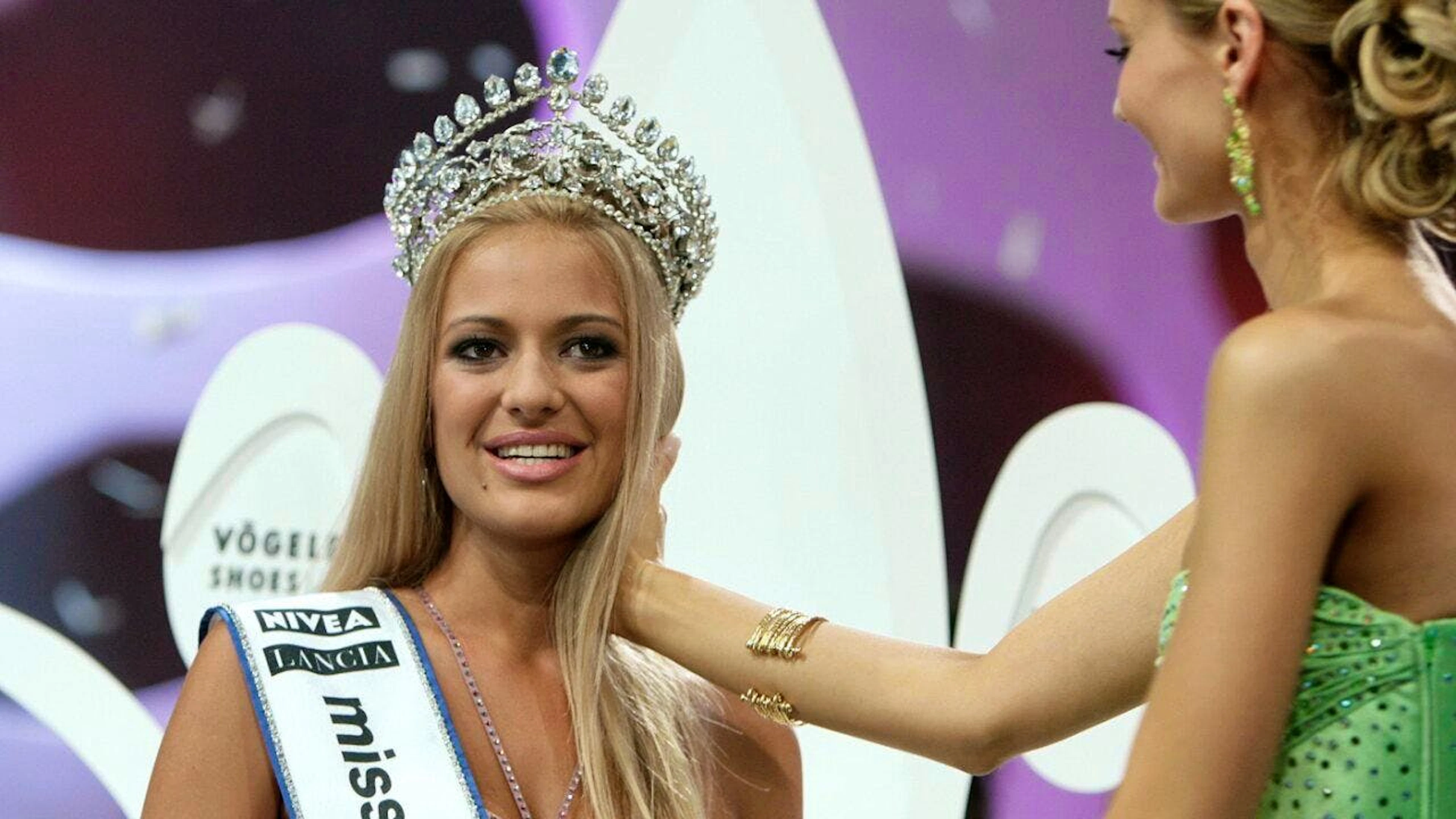 La Tessinoise Christa Rigozzi, Miss suisse 2006, à gauche, lors de son couronnement, au côté de celle qui l'a précédée, la Vaudoise Lauriane Gillieron, à l'Arena à Geneve (Archives).
