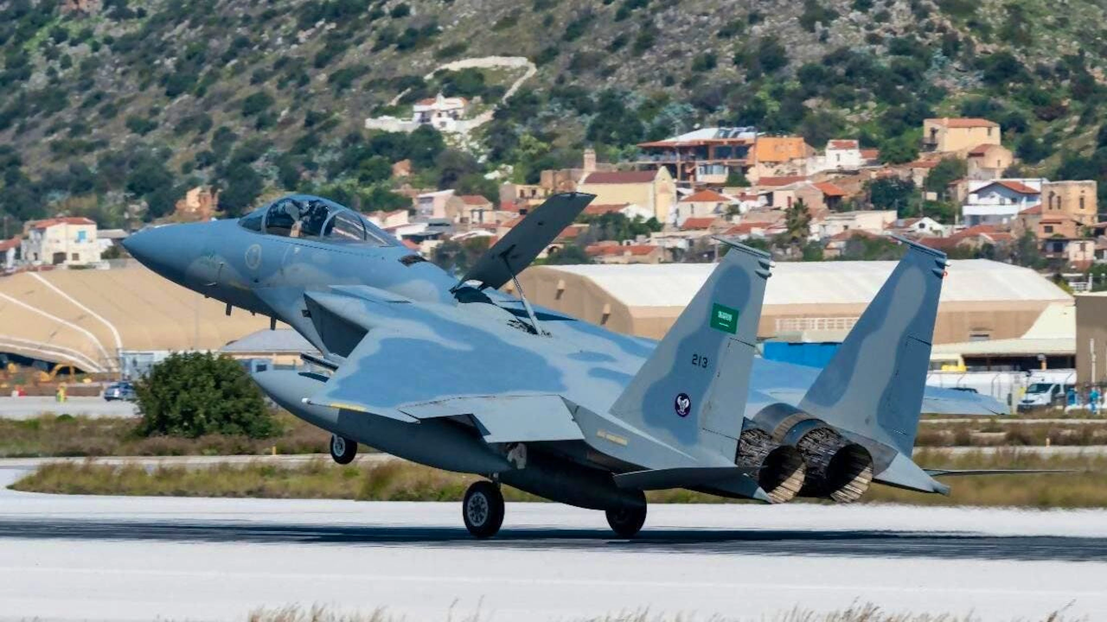 ARCHIV – Ein F-15 Kampfjet startet von Chania m Rahmen einer Militärübung. Foto: -/SPA/dpa