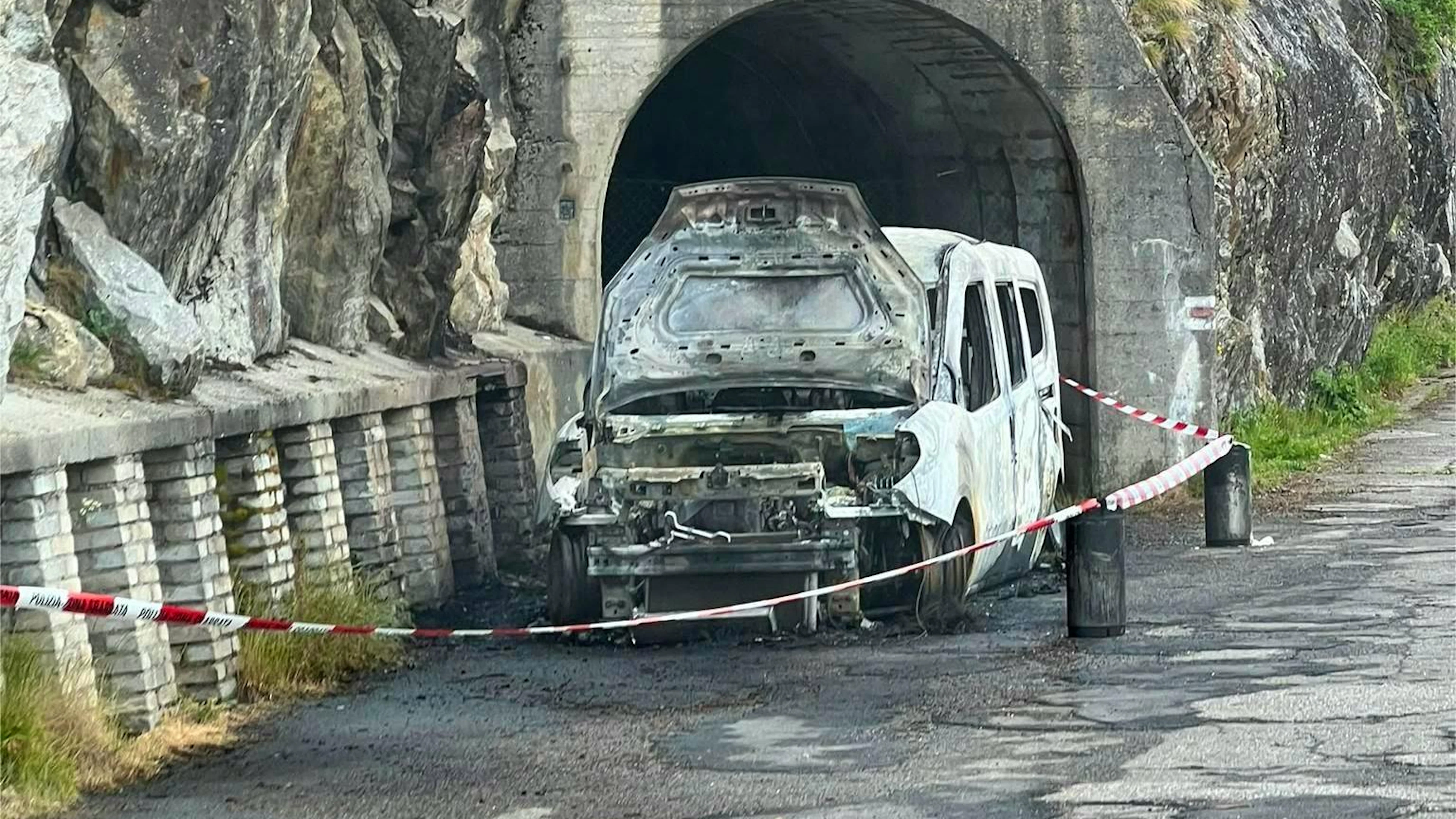 Il furgone è andato distrutto