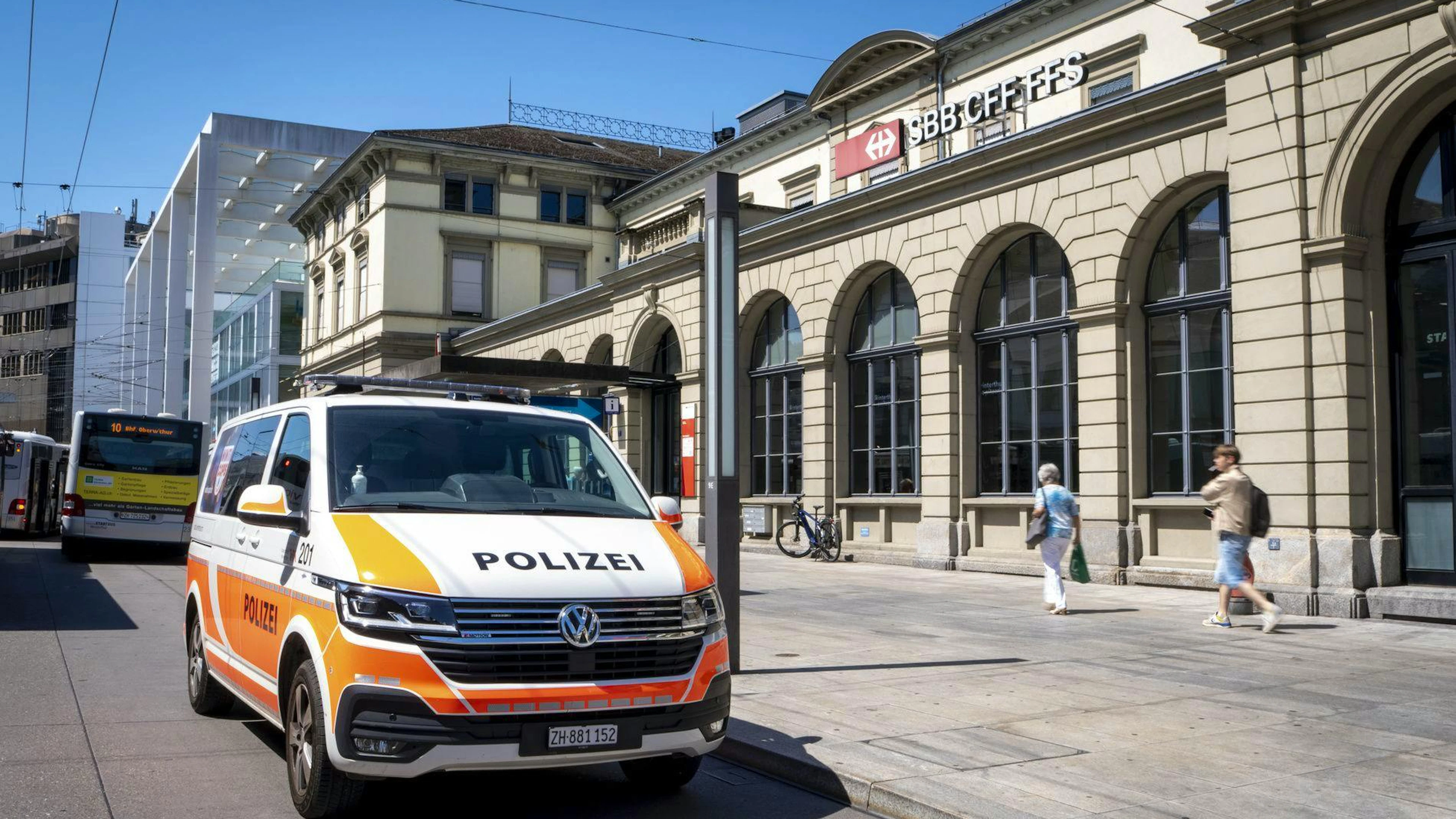 Une voiture de police est garée devant la gare après qu'un Suisse de 31 ans a agressé plusieurs personnes avec une arme blanche à la gare de Winterthur, le jeudi 28 mai 2026 à Winterthur.