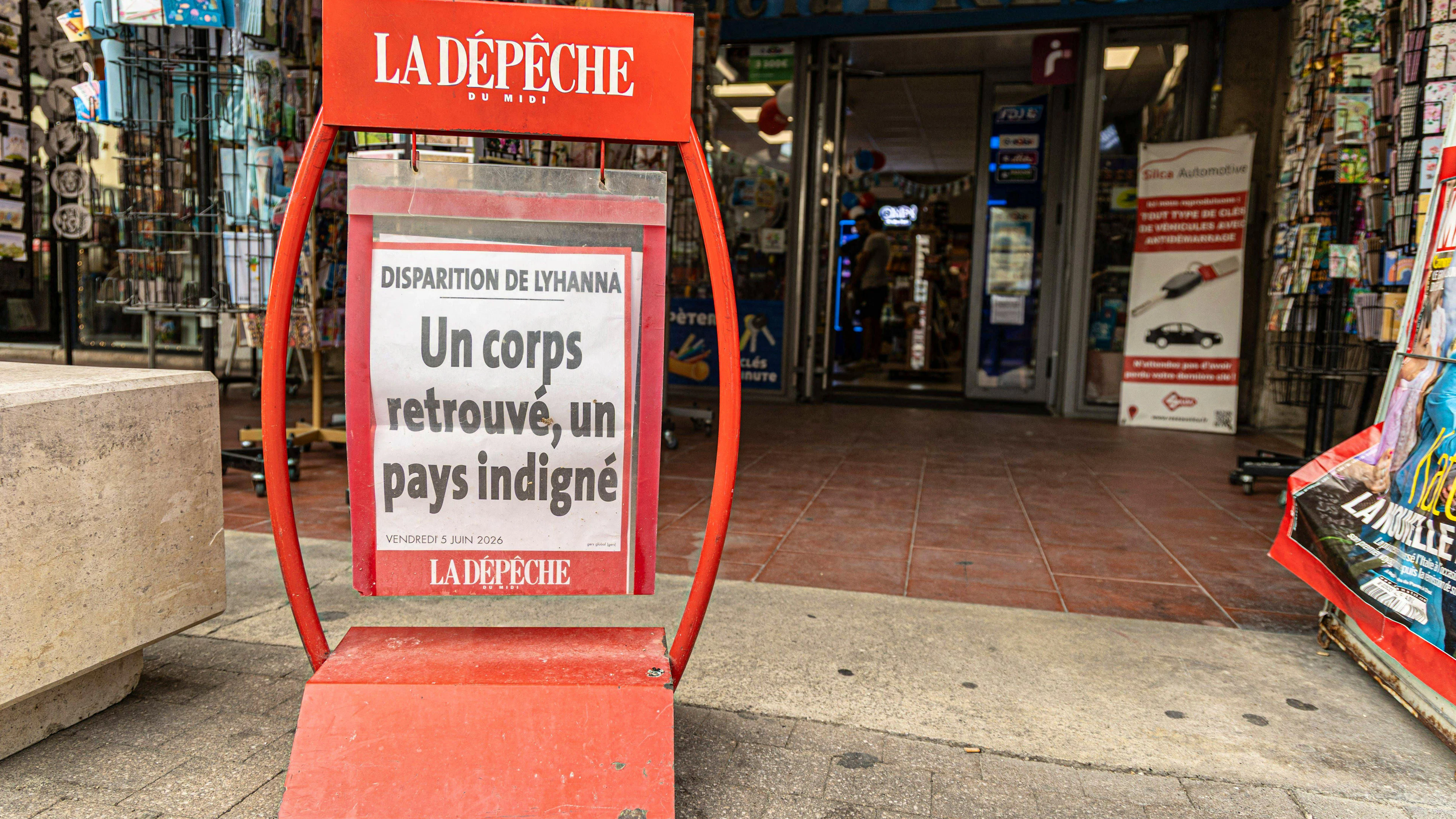 Ambiance autour de l'affaire Lyhanna - Fleurance Vue d'un kiosque à journaux de La Dépêche du Midi à Fleurance, en France, le 5 juin 2026. Le titre de la une consacré à l'affaire Lyhanna est affiché à l'entrée d'un kiosque à journaux. Photo de I Bazin/ABACAPRESS.COM Fleurance France PUBLICATIONxNOTxINxFRAxUK Copyright : xIxBazin/ABACAx