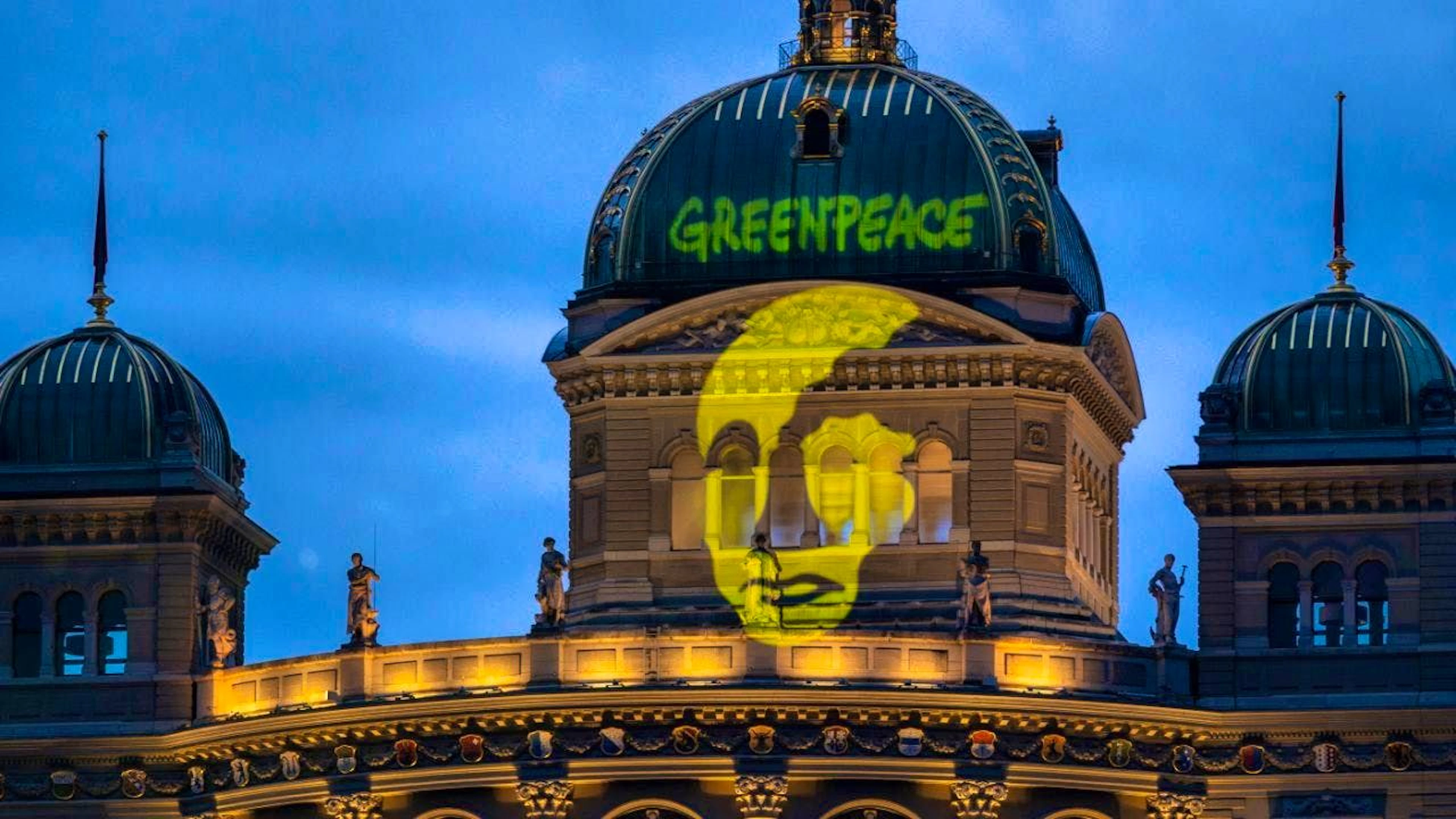 The second projection showed Russian President Vladimir Putin with a cooling tower on his face. It was intended to show that a return to nuclear energy would, among other things, increase dependence on Russia.