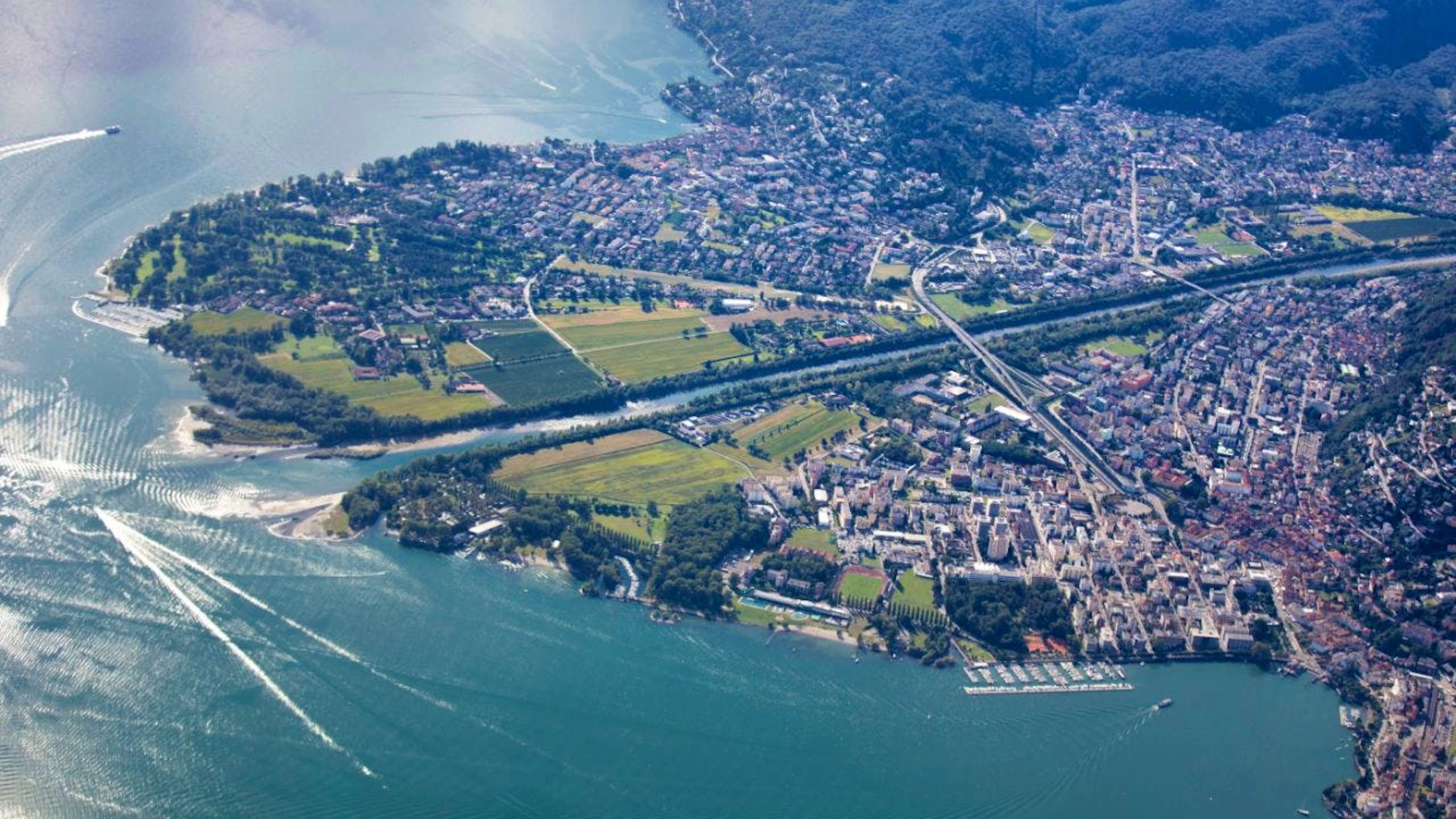 Una veduta aerea del delta della Maggia.