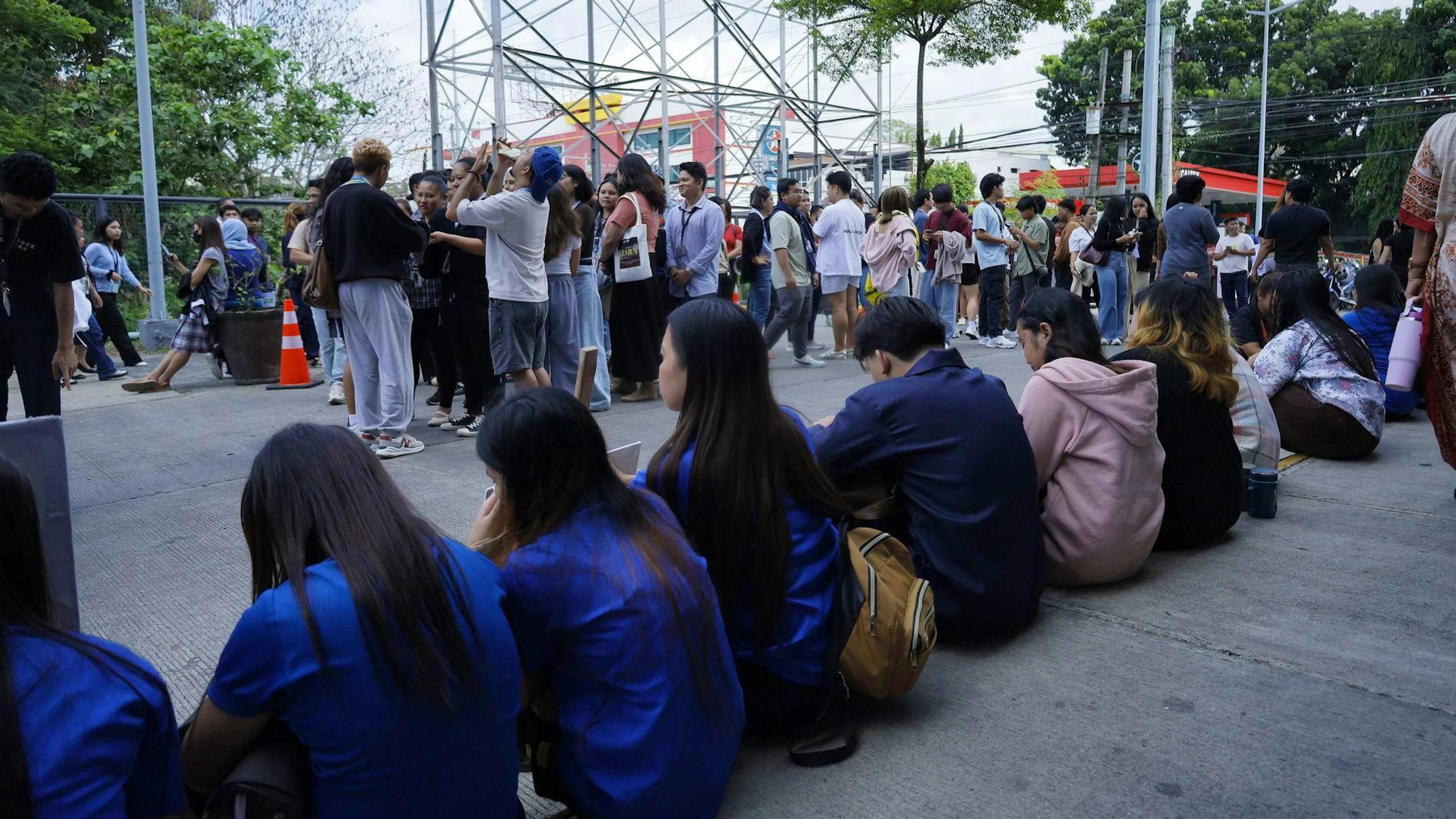 Menschen in Davao City versammeln sich nach dem Erdbeben im Freien.