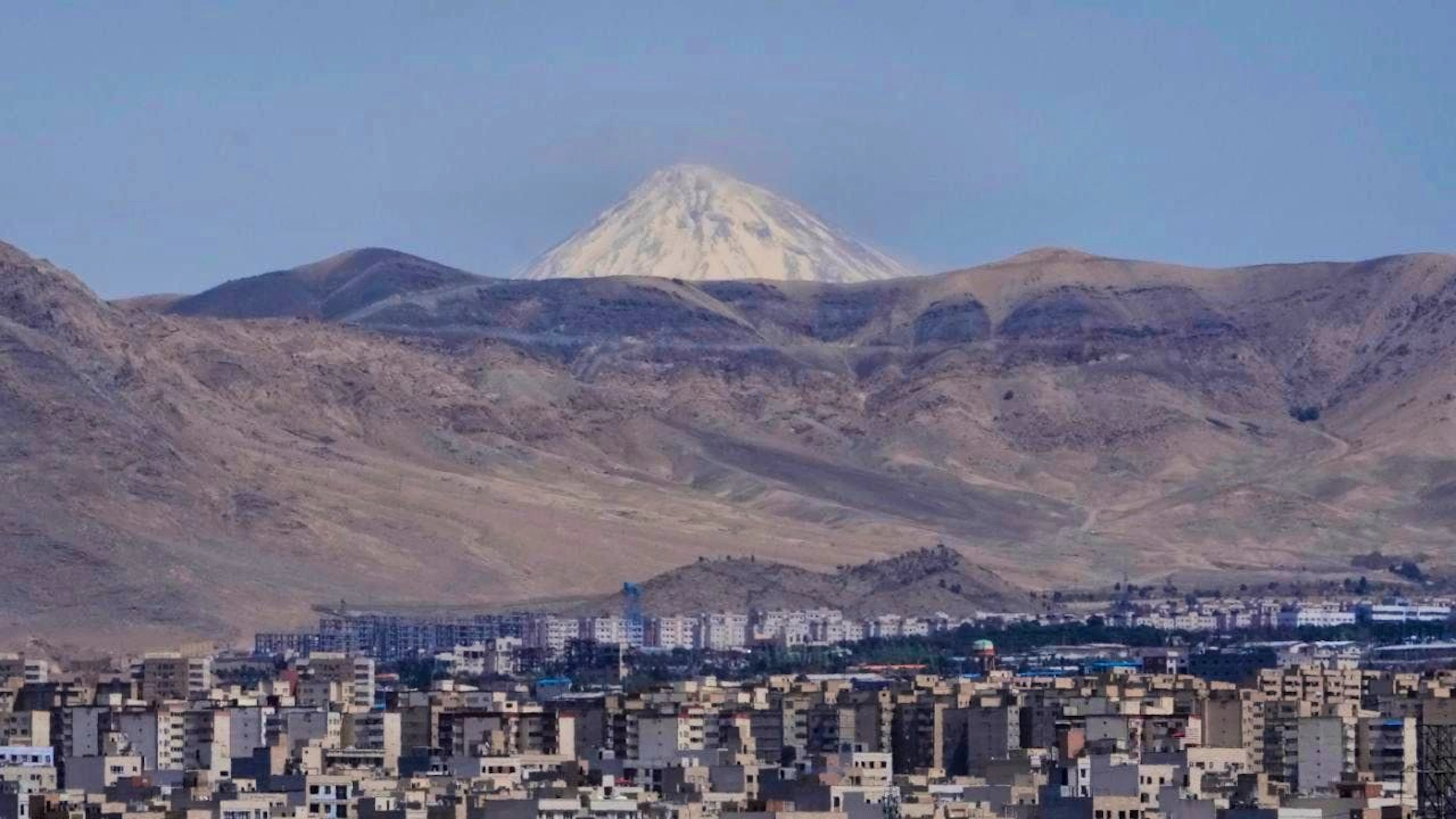ARCHIVE - The Damavand peak, the highest peak in Iran, can be seen in south-east Tehran. Photo: Vahid Salemi/AP/dpa