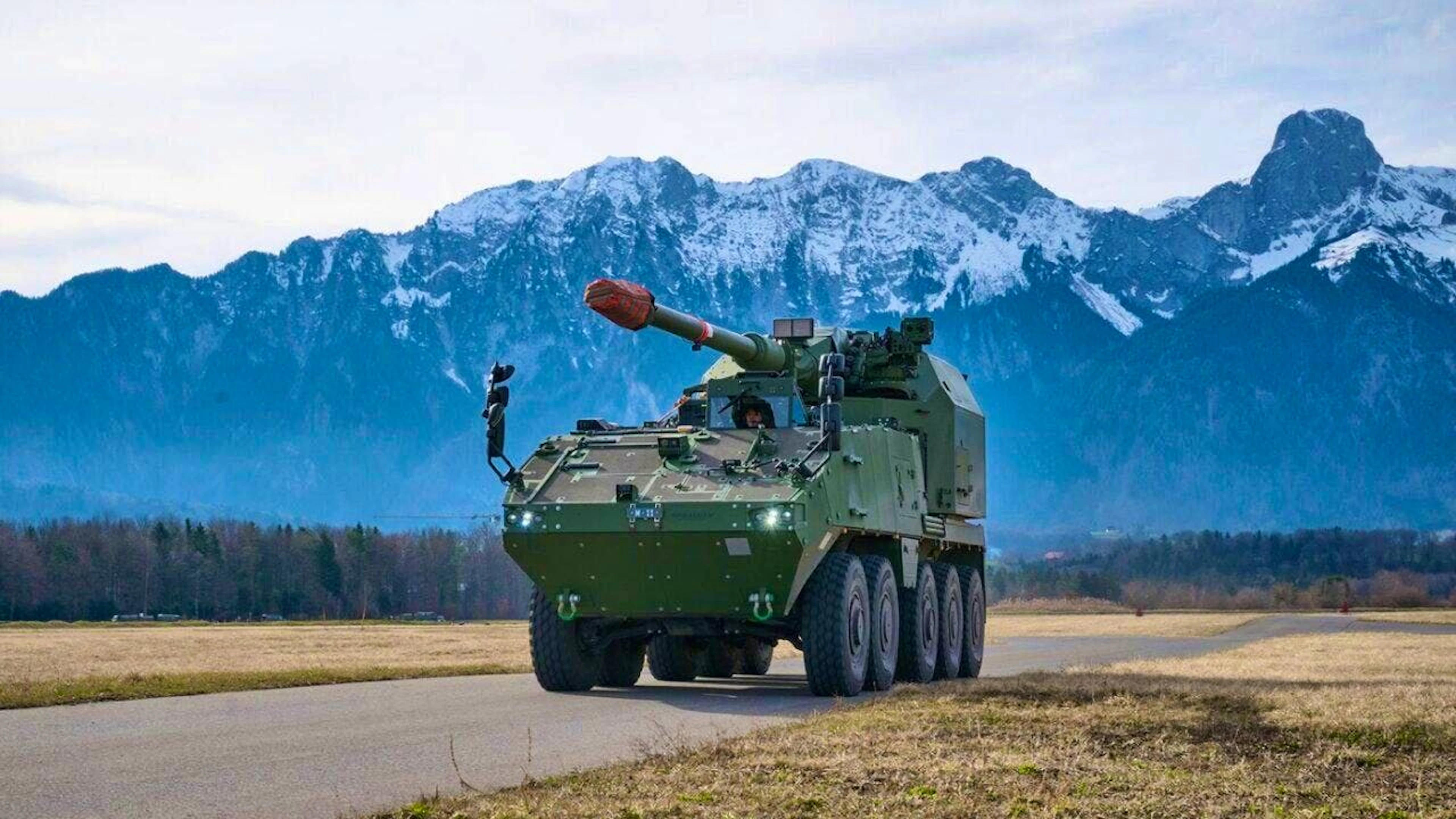 The Federal Armaments Office has signed the contract for a German artillery system on a Swiss chassis.