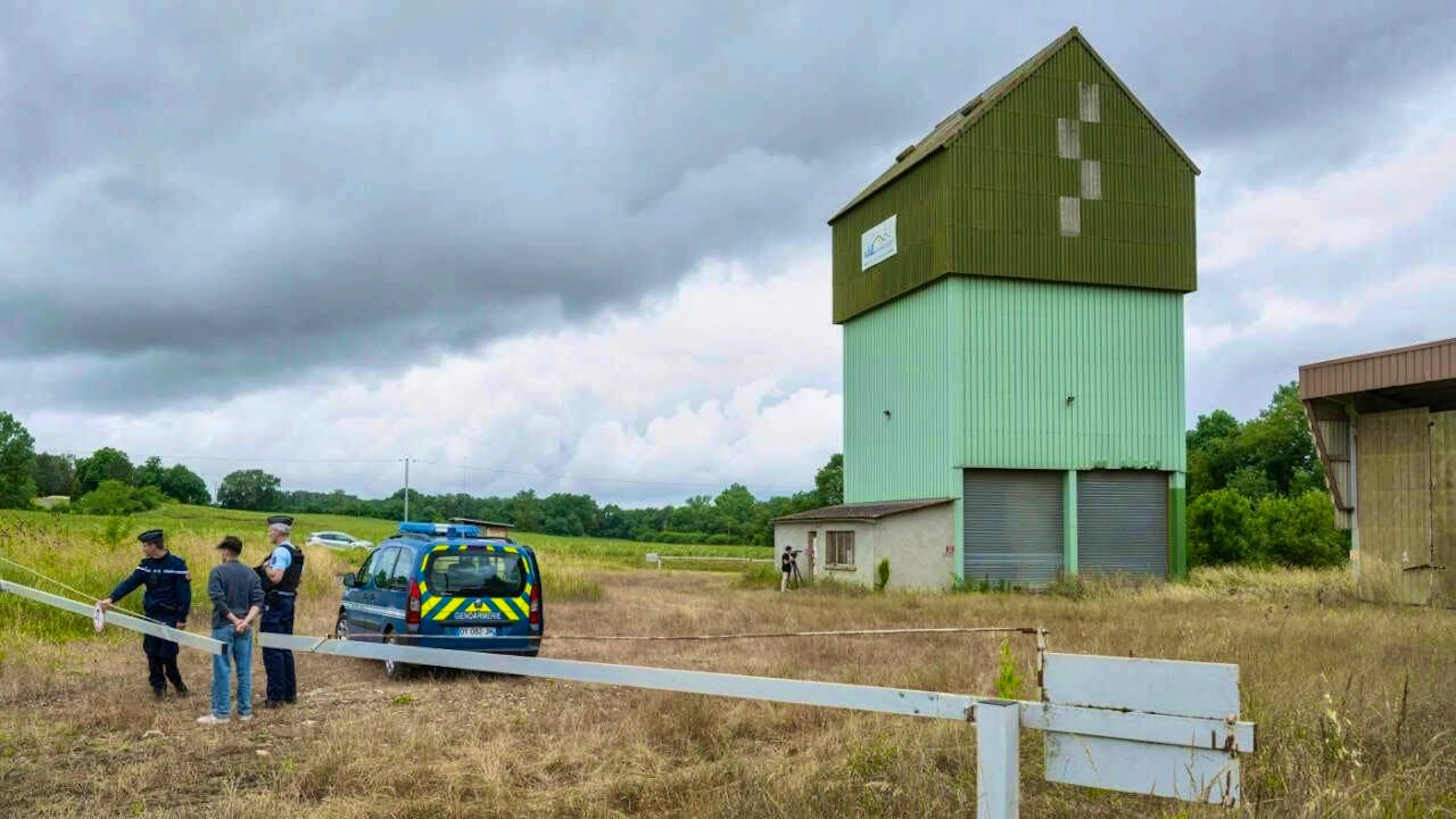 Gli agenti della polizia francese sorvegliano un silo agricolo dove è stato trovato un corpo durante le ricerche della bambina di 11 anni scomparsa, Lyhanna.