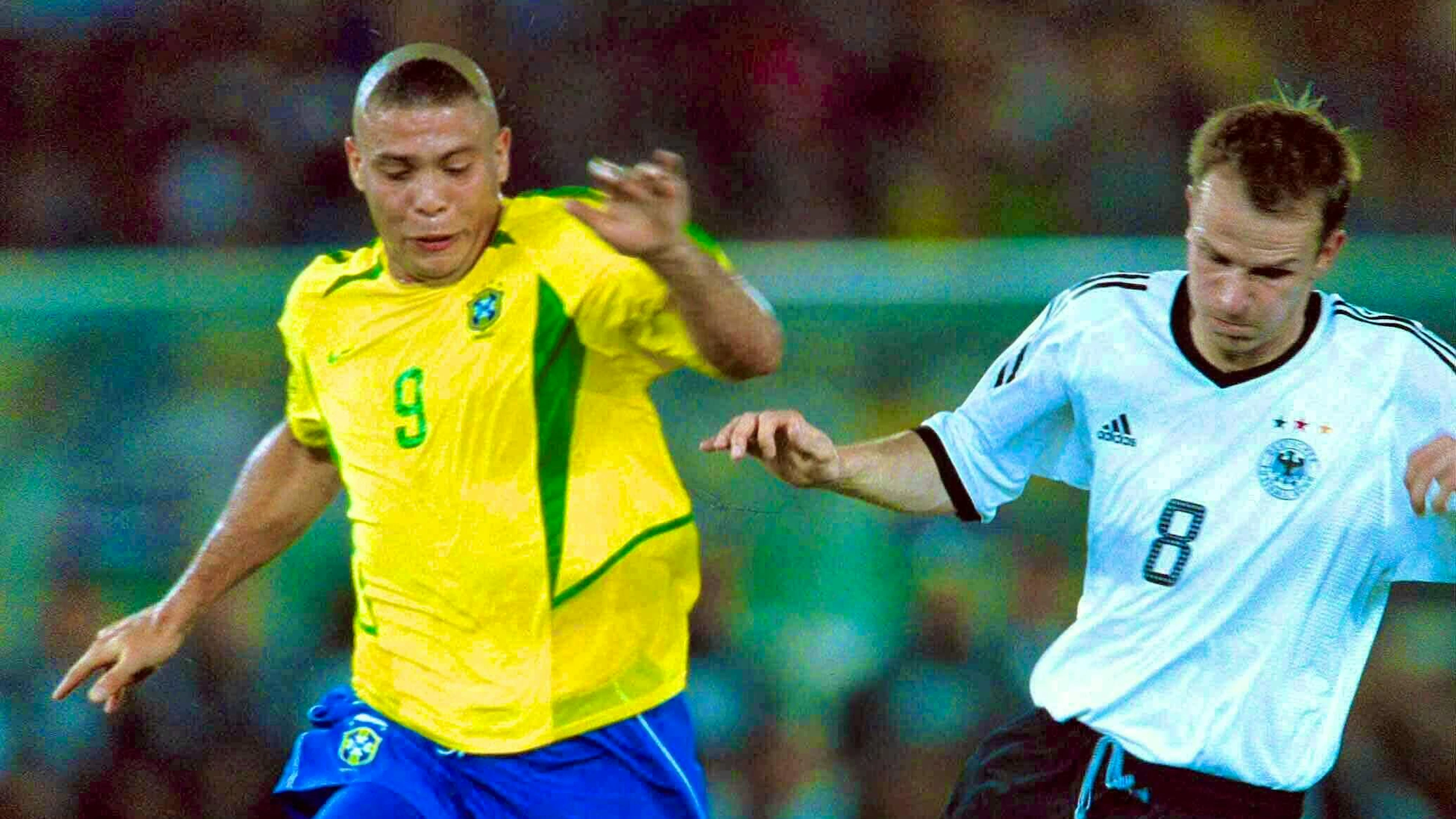 Didi Hamann (right) in a duel against Ronaldo (left) at the 2002 World Cup.