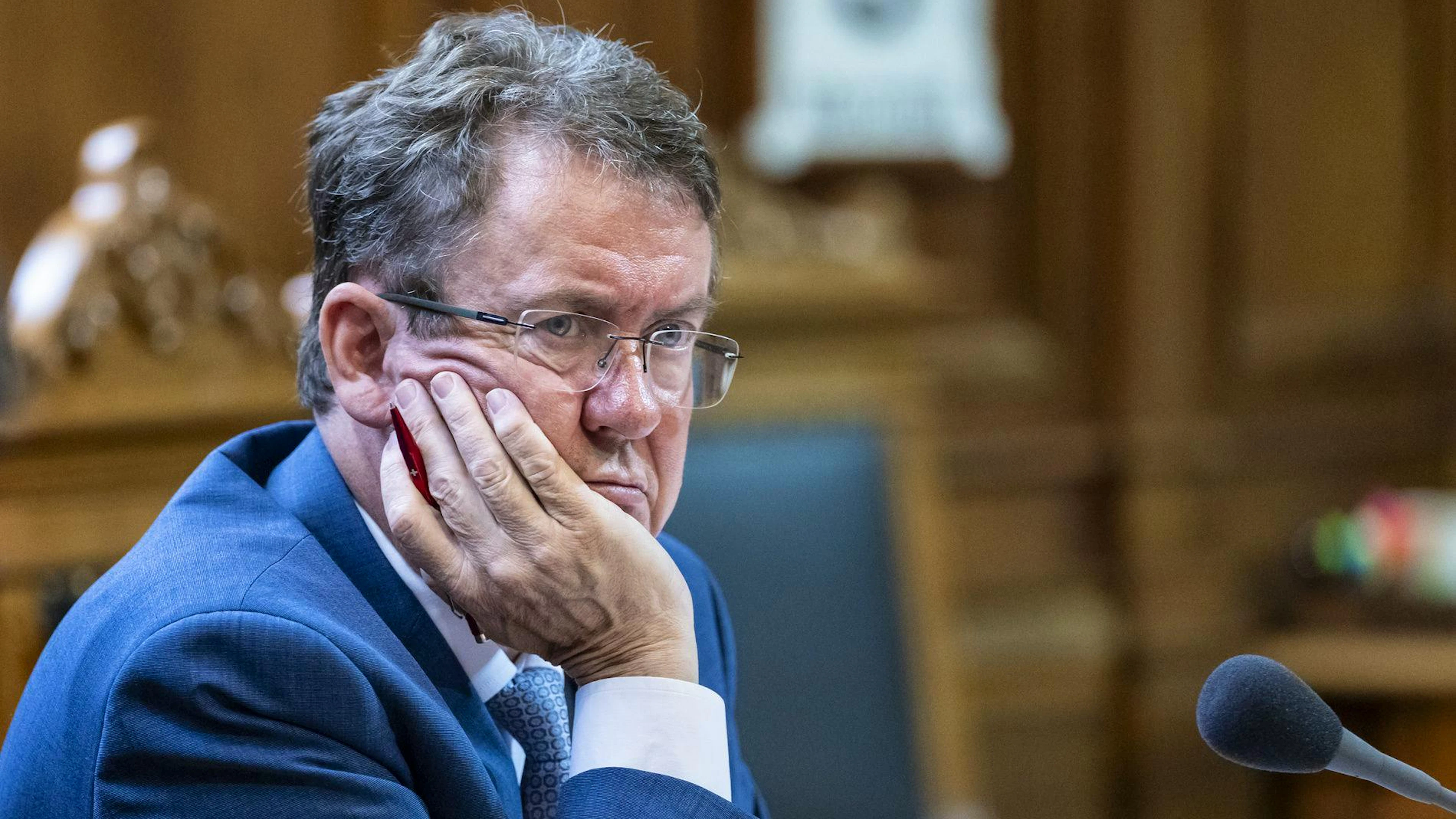 Bundesrat Albert Rösti muss den 99 Voten im Nationalrat zuhören.
