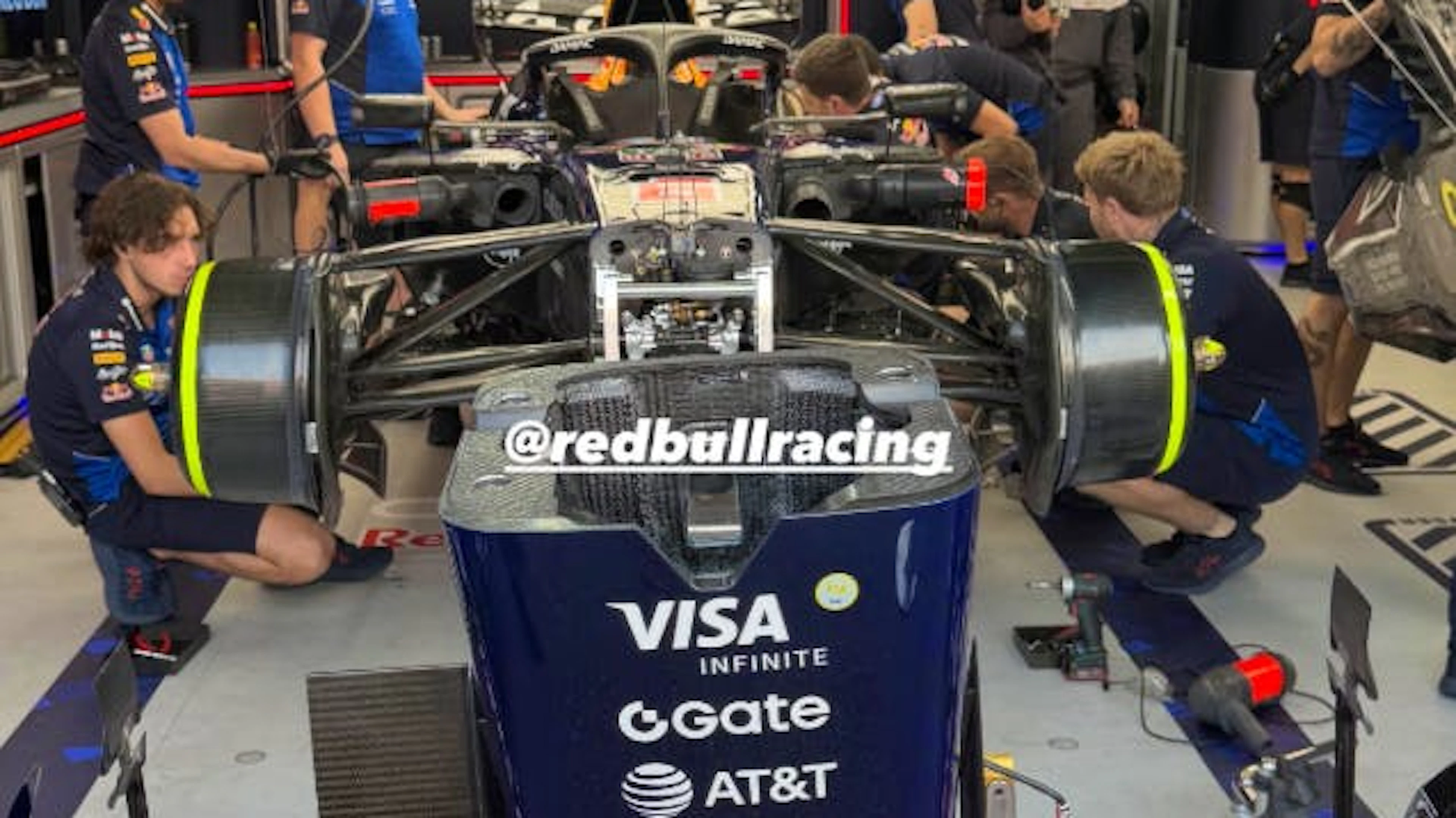 Braathen hat das Redbull-Racingteam besucht und den Moment auf Social Media verewigt.&nbsp;