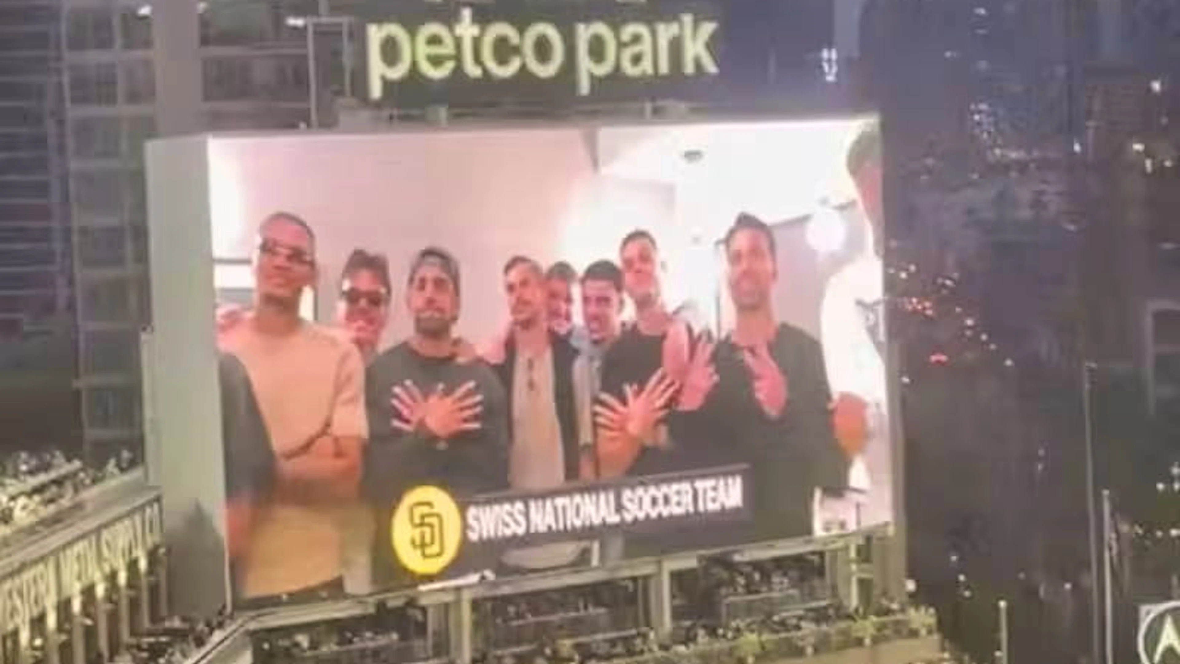Die Schweizer Nati-Stars werden im Petco Park auf dem grossen Screen eingeblendet.