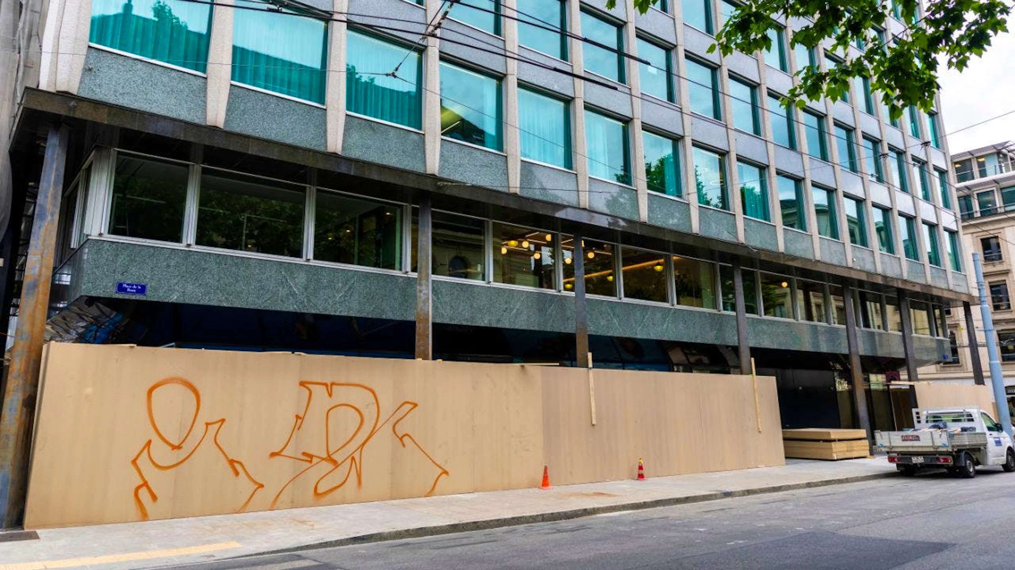 De nombreux commerces dans certaines zones à Genève se barricadent face à la menace de déprédations en marge de la manifestation du 14 juin contre le G7.