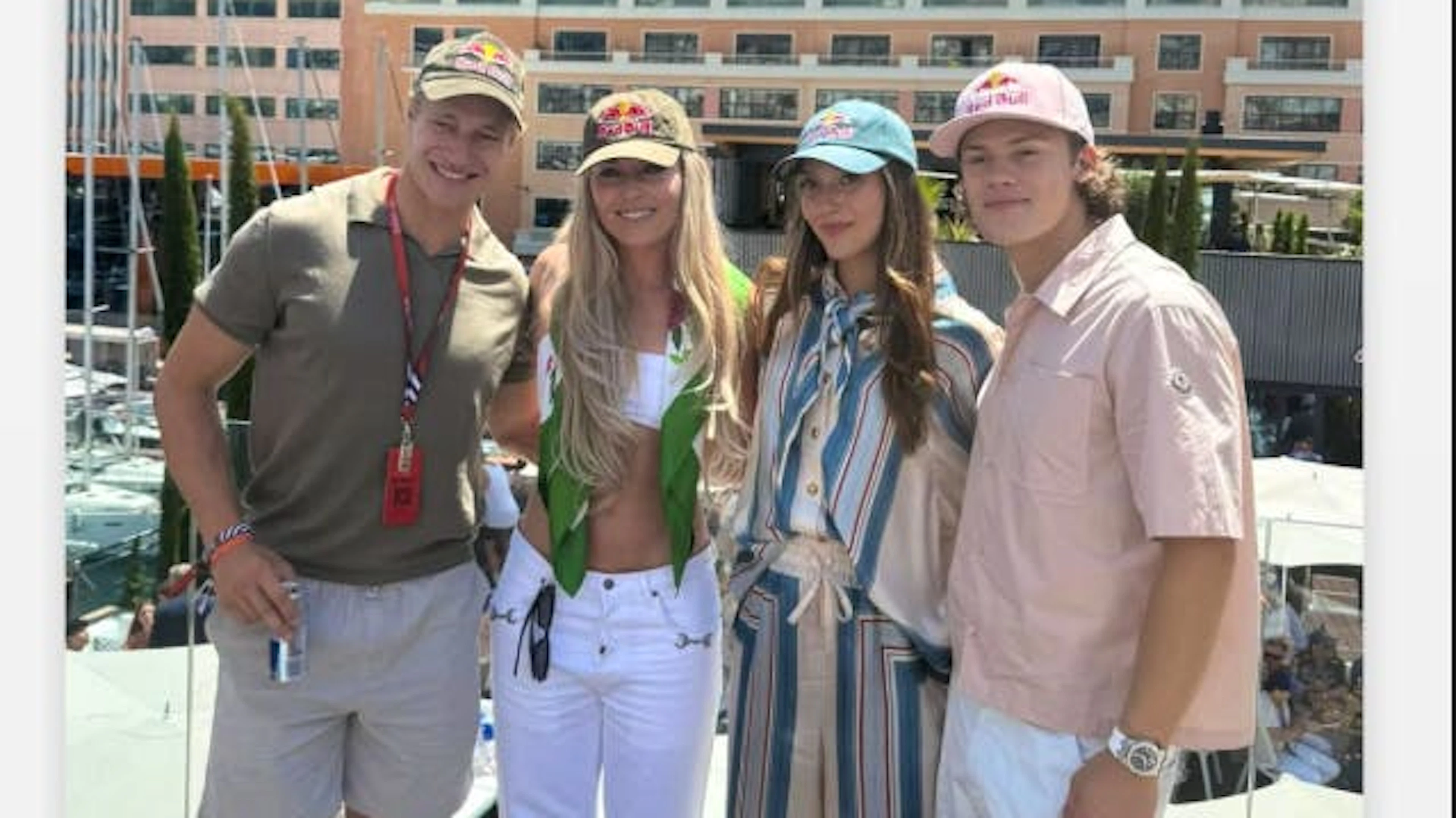 Zahlreiche Prominente haben sich das Formel-1-Spektakel in Monaco nicht entgehen lassen. Unter ihnen: Ski-Star Marco Odermatt (l.), der gemeinsam mit seinen Weltcup-Kollegen Lucas Pinheiro Braathen (r.) und Lindsey Vonn (neben Odermatt) vor Ort war.