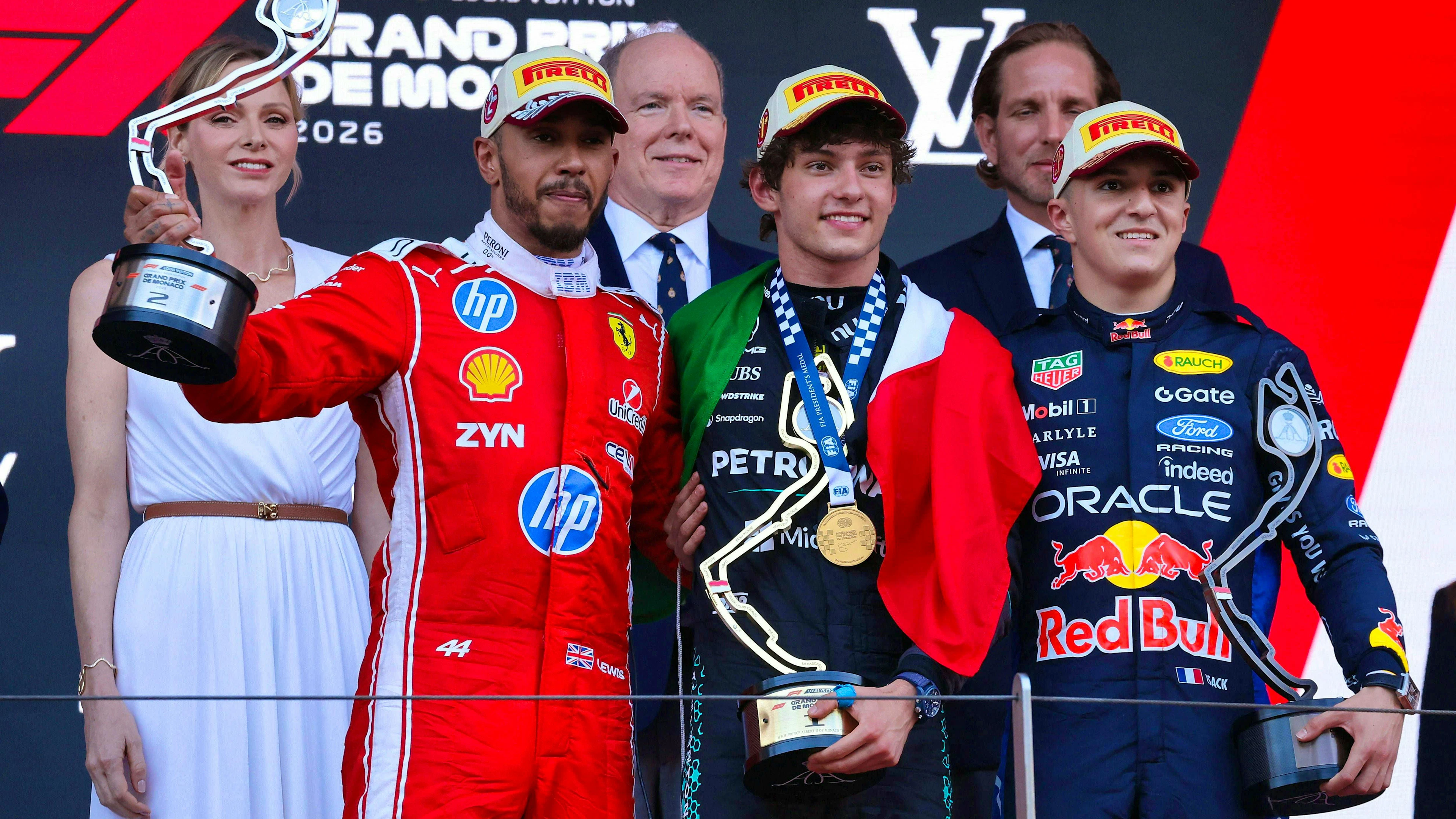 Award ceremony: Winner Andrea Kimi Antonelli (center), runner-up Lewis Hamilton (left) and Isack Hadjar (right) celebrate on the podium of the Formula 1 Monaco Grand Prix together with Prince Albert II and Princess Charlène of Monaco (back row).
