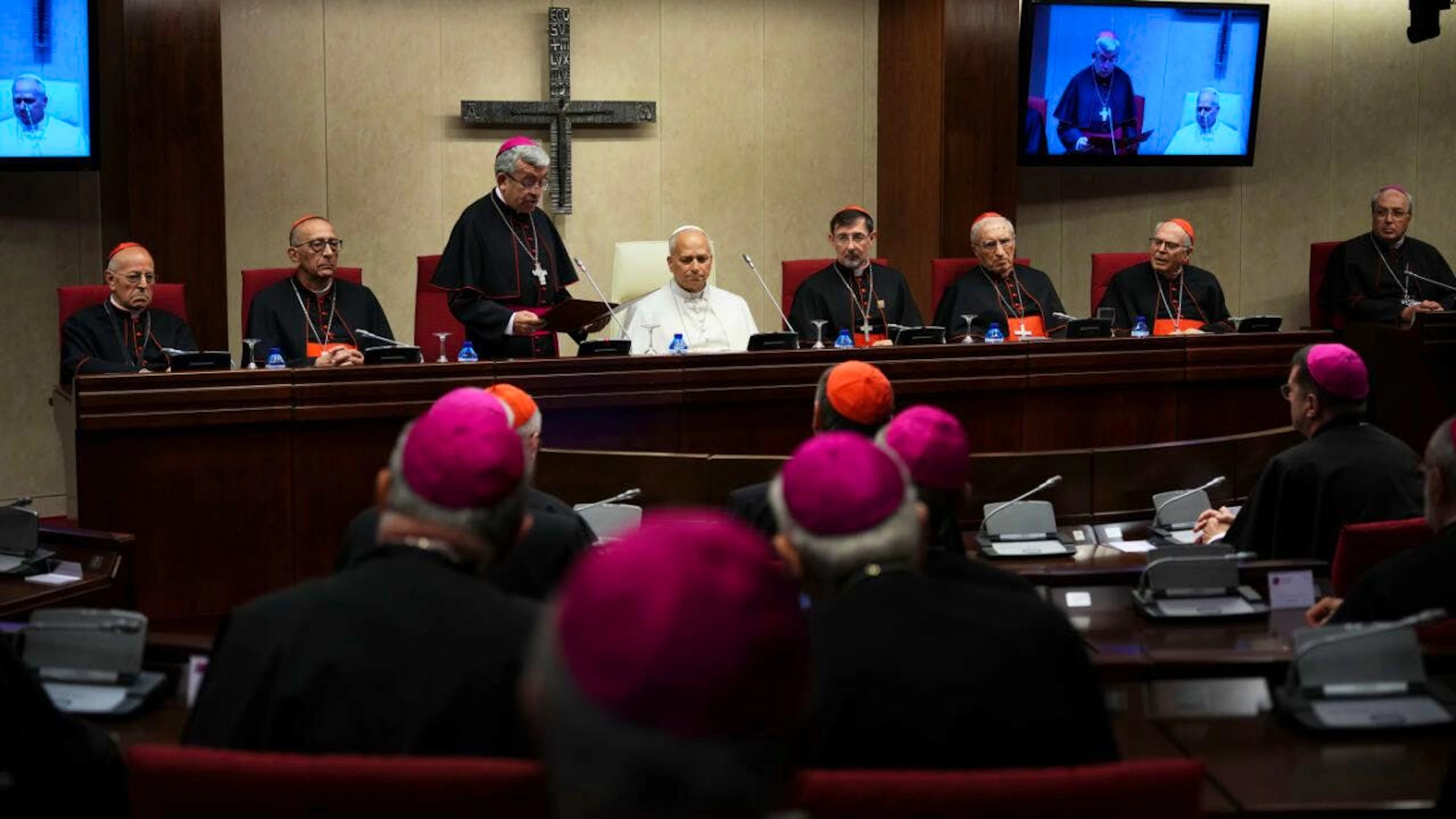 Papst Leo XIV. trifft sich mit den spanischen Bischöfen bei der spanischen Bischofskonferenz. Foto: Alessandra Tarantino/AP/dpa