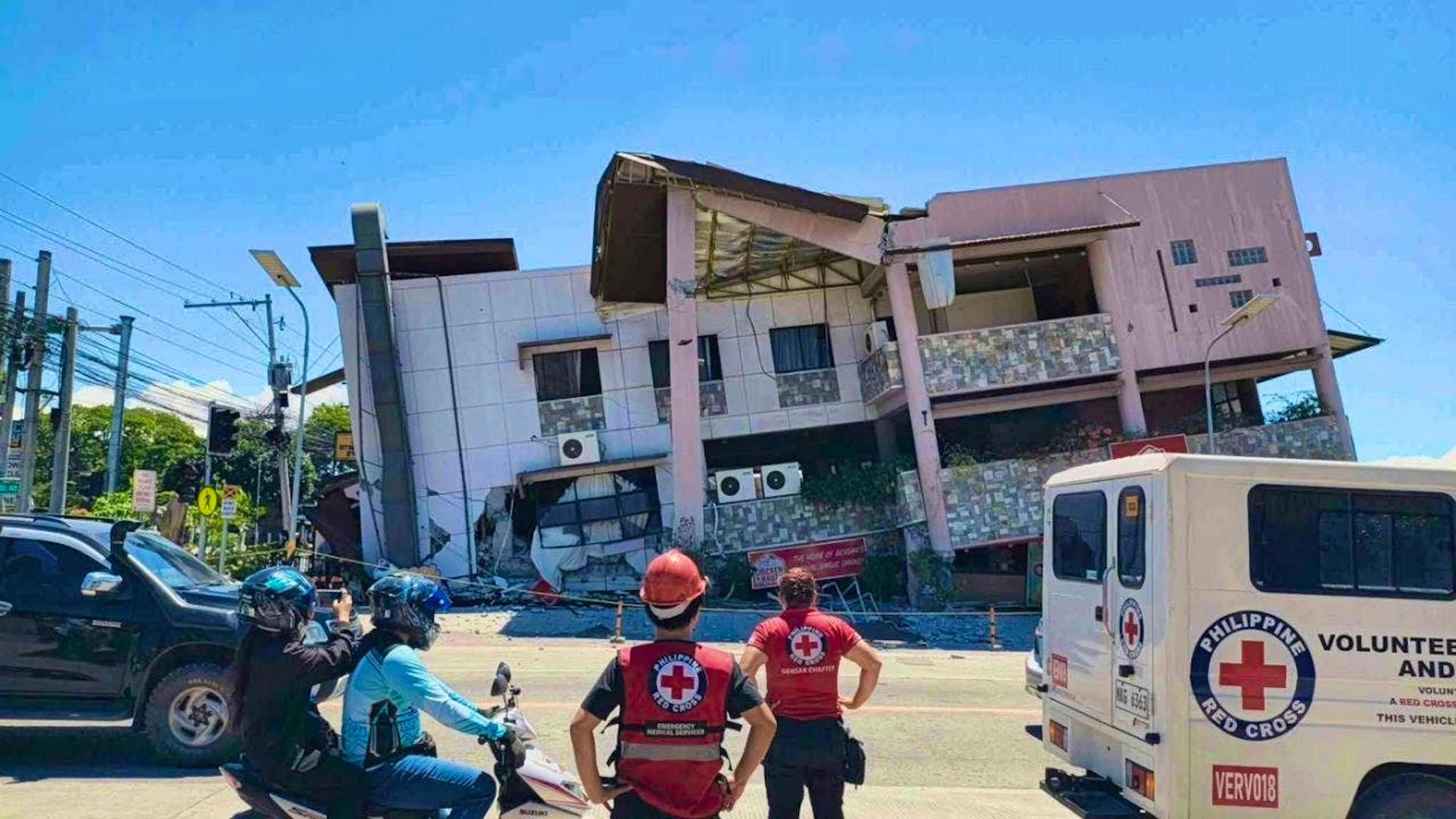 HANDOUT - Rescue workers assess the damage after an earthquake. Photo: Uncredited/Philippine Red Cross via AP/dpa - ATTENTION: For editorial use only until 22.06.2026 and only with full attribution of the above credit.