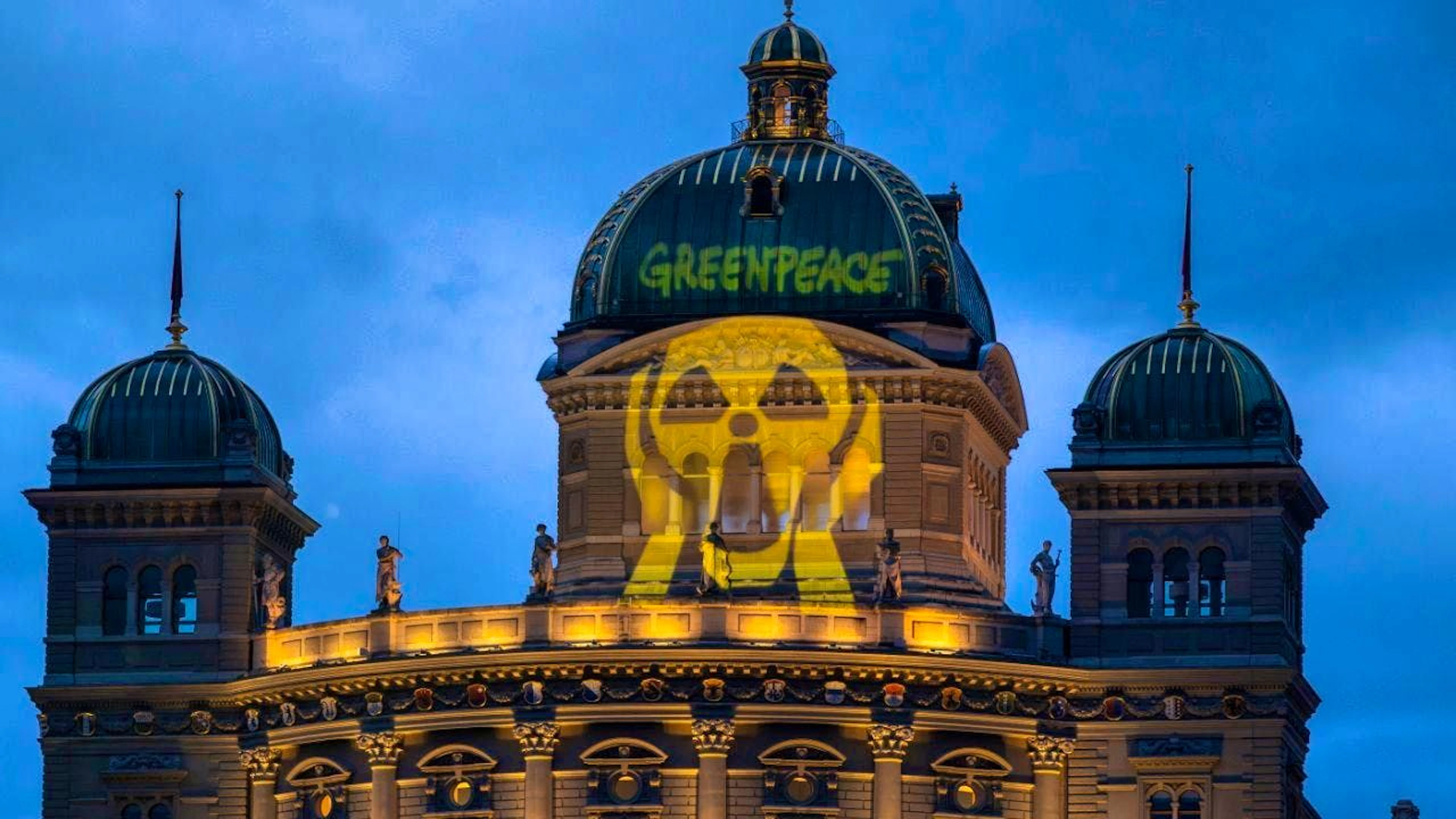 The first projection was reminiscent of the painting "The Scream" by Edvard Munch and was designed to resemble the symbol of radioactivity as a protest.