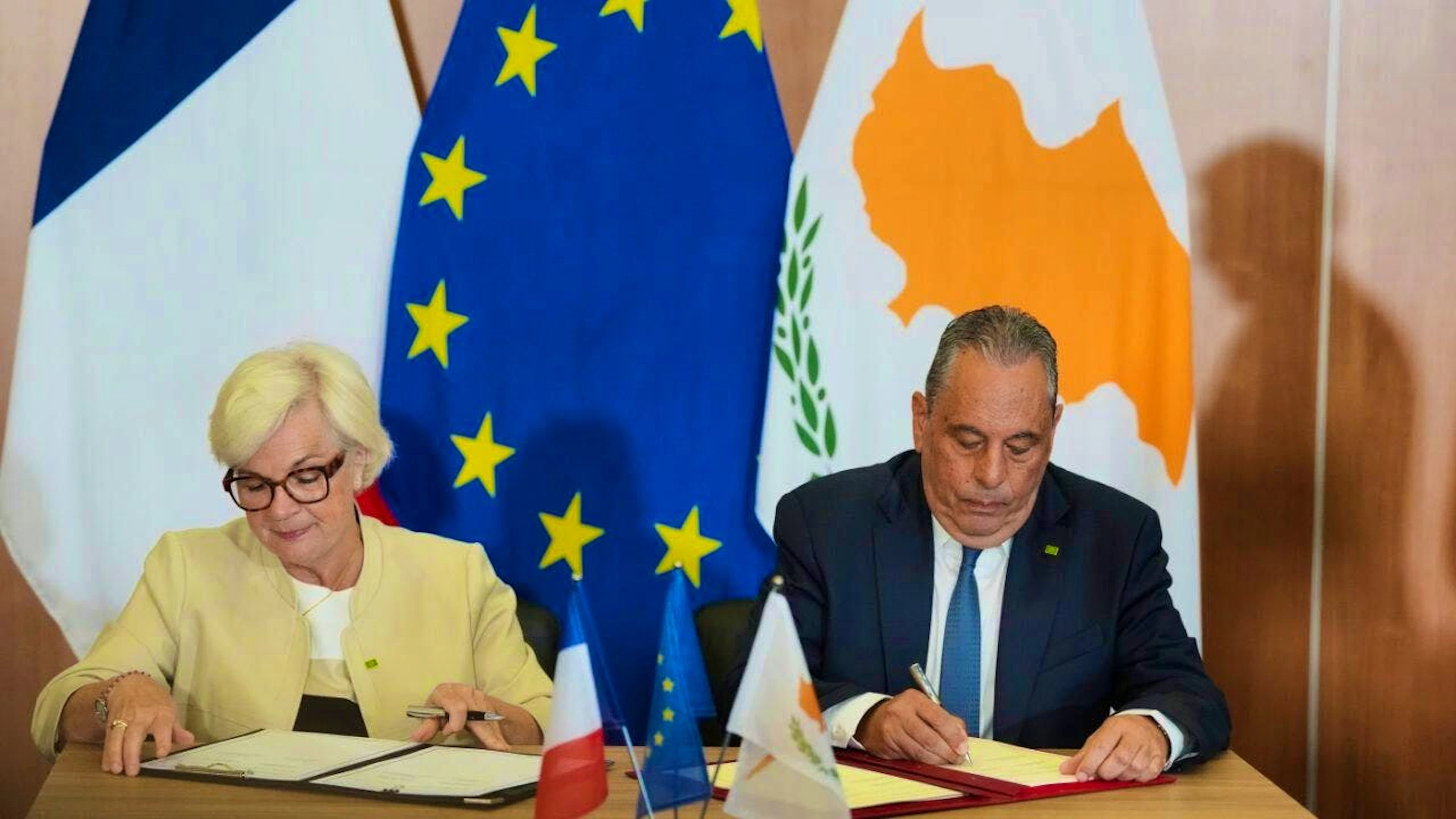 French Defense Minister Catherine Vautrin (l) and her Cypriot counterpart Vasilis Palmas sign an agreement during an informal EU defense meeting. Photo: Petros Karadjias/AP/dpa