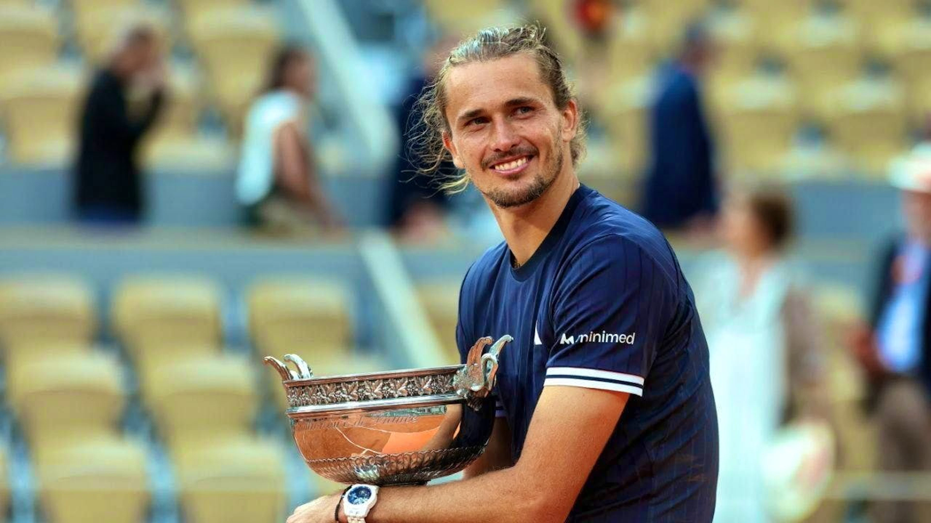 Finally: After his fourth Grand Slam final, Alexander Zverev holds the trophy in his hand for the first time.