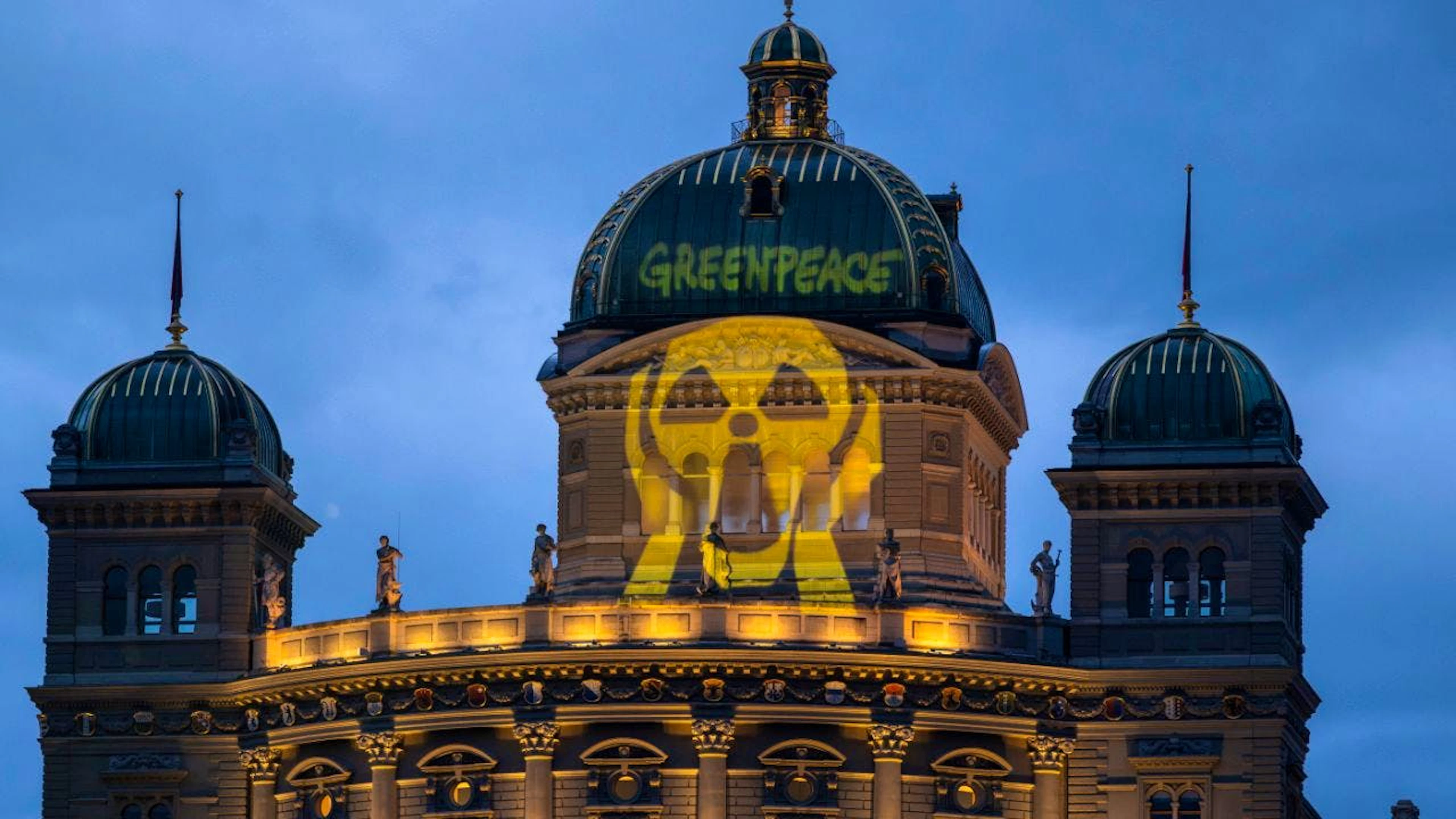 Die erste Projektion erinnerte an das Gemälde «Der Schrei» von Edvard Munch und war zum Protest so gestaltet, dass es dem Symbol der Radioaktivität ähnelt.