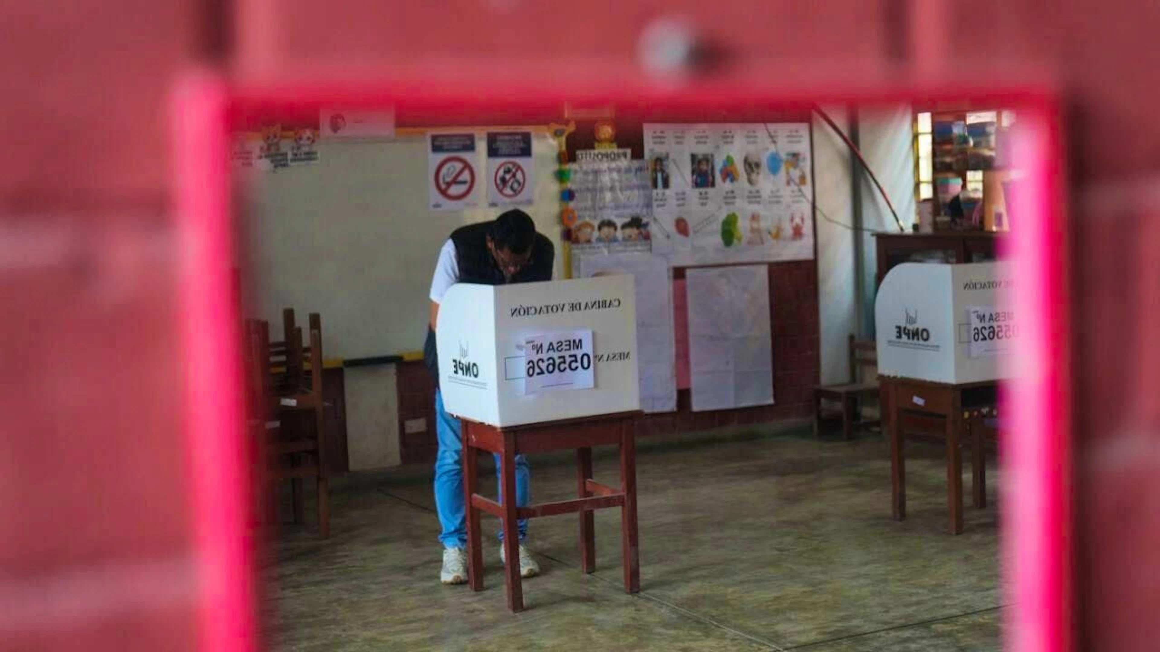 A voter marks his ballot during the presidential election. Photo: Rodrigo Abd/AP/dpa