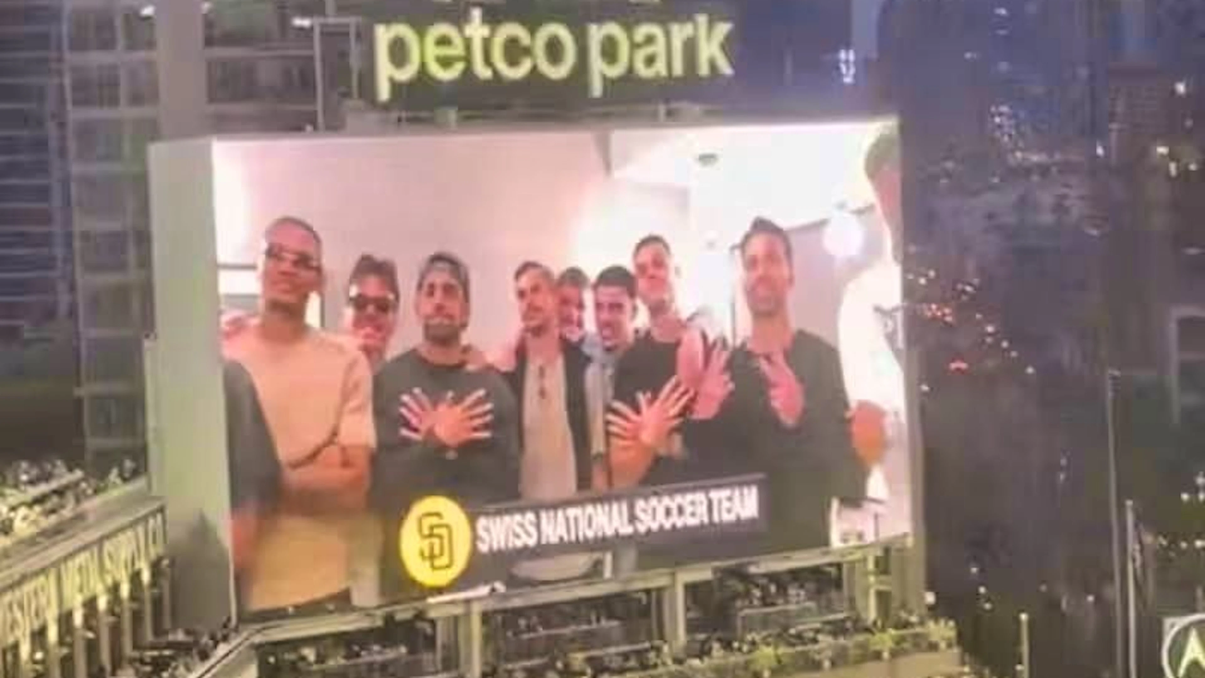 Les joueurs de la Nati sur l'écran géant du Petco Park.