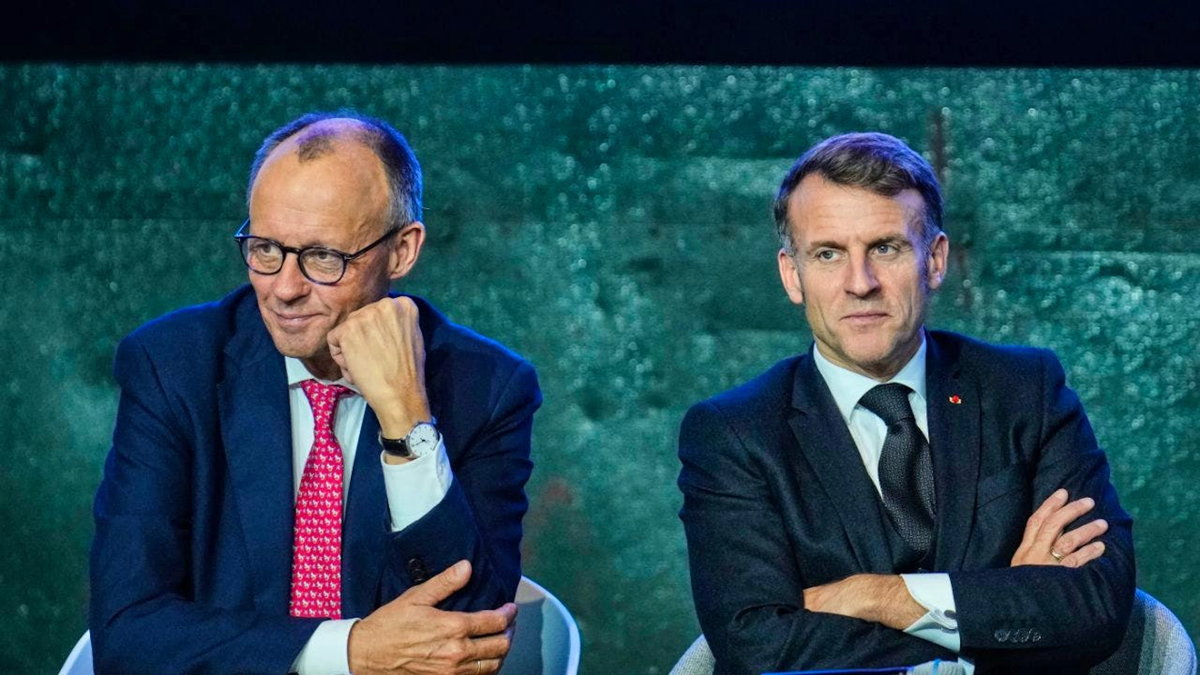 ARCHIV – Bundeskanzler Friedrich Merz (l, CDU) und der französische Präsident Emmanuel Macron nehmen an einem Treffen mit einer Gruppe von Investoren auf dem Gipfel zur europäischen digitalen Souveränität teil. Foto: Ebrahim Noroozi/Pool AP/dpa