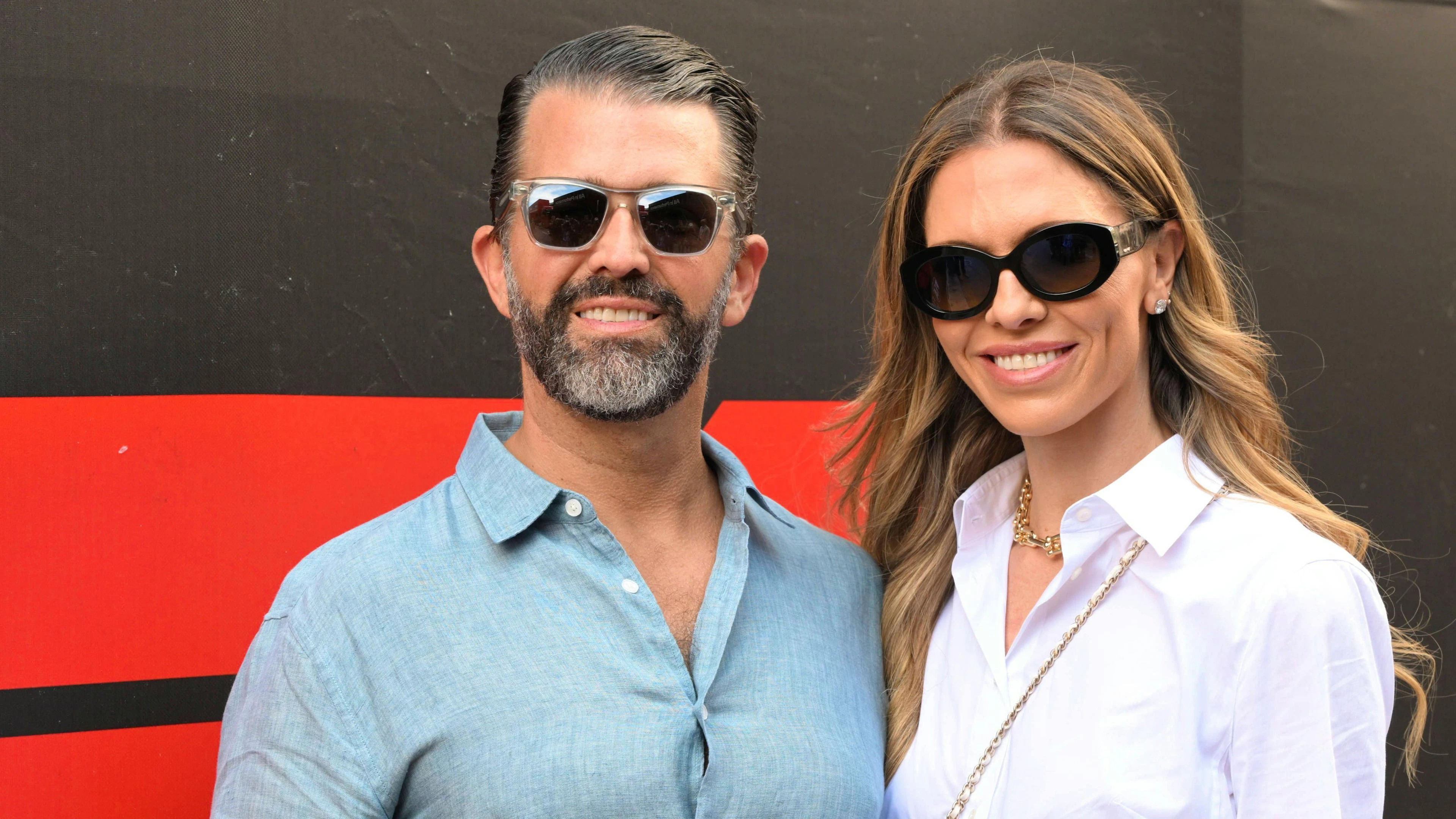 Donald Trump Jr. und seine Partnerin Bettina Anderson spazieren am Renntag des Grand Prix von Monaco durch das Formel-1-Fahrerlager. Das Paar wird dabei vom US-Secret-Service begleitet.