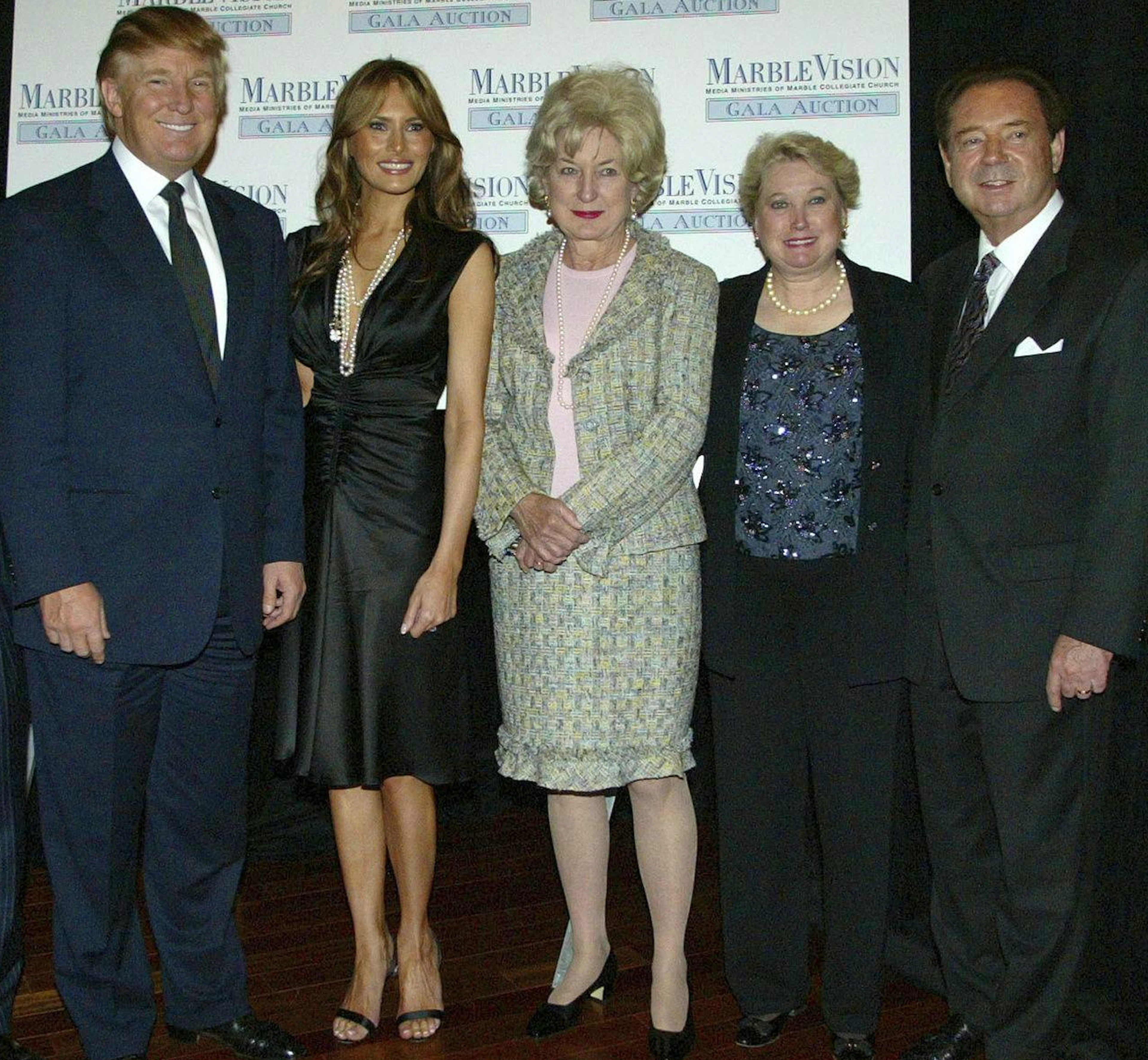 Donald Trump mit Gattin Melania, den beiden Schwestern Maryanne Trump Barry und Elizabeth Trump Grau sowie deren Mann James Grau 2005 in New York: Elizabeth Trump Grau, das mittlere der fünf Geschwister, und ihr Mann, ein Filmproduzent, halten sich aus der Politik heraus.