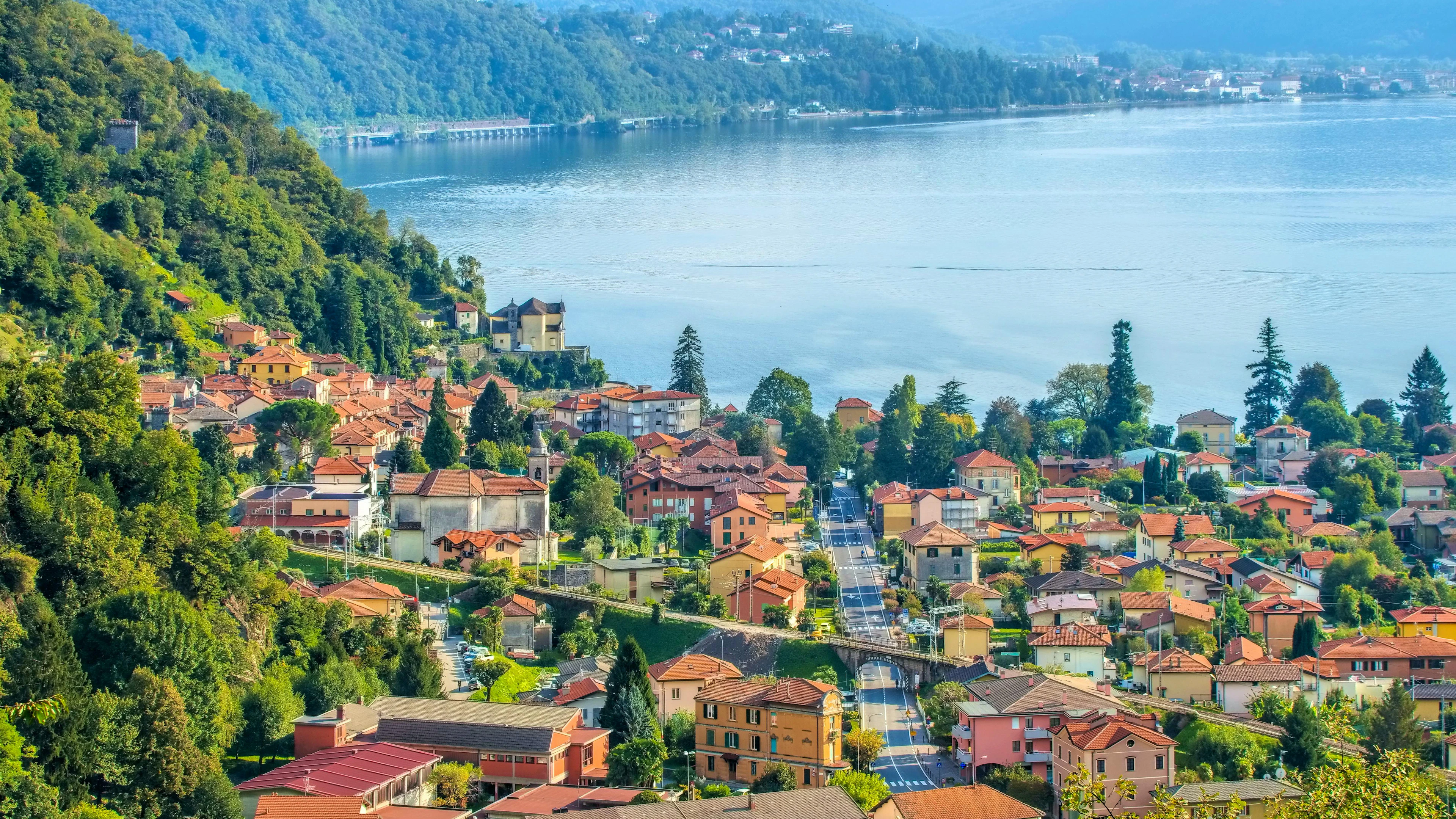 Il comune italiano di Maccagno con Pino e Veddasca si trova sul Lago Maggiore vicino al confine con la Svizzera (immagine illustrativa).