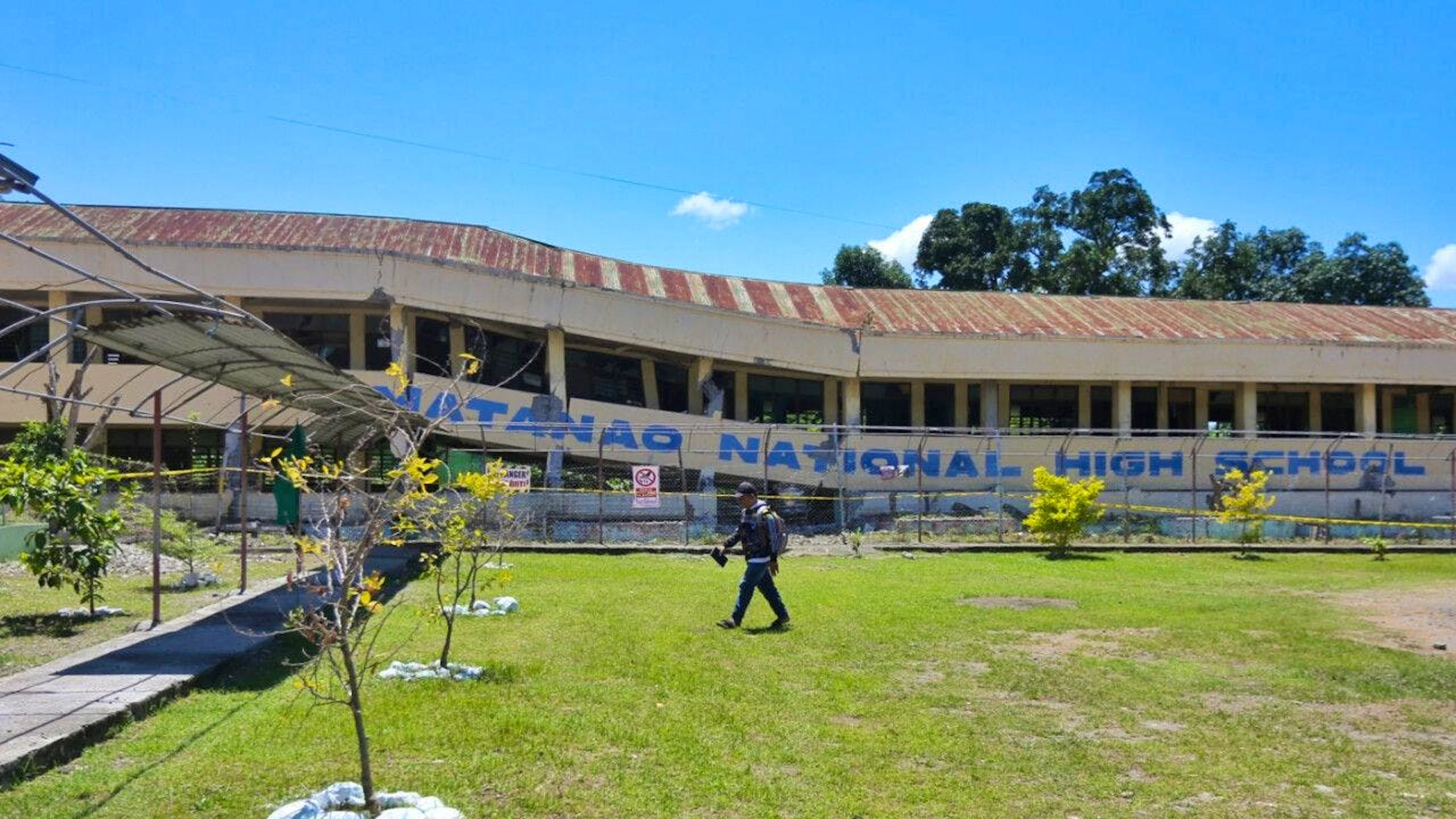 Una scuola collassata a causa del terremoto a Matanao.