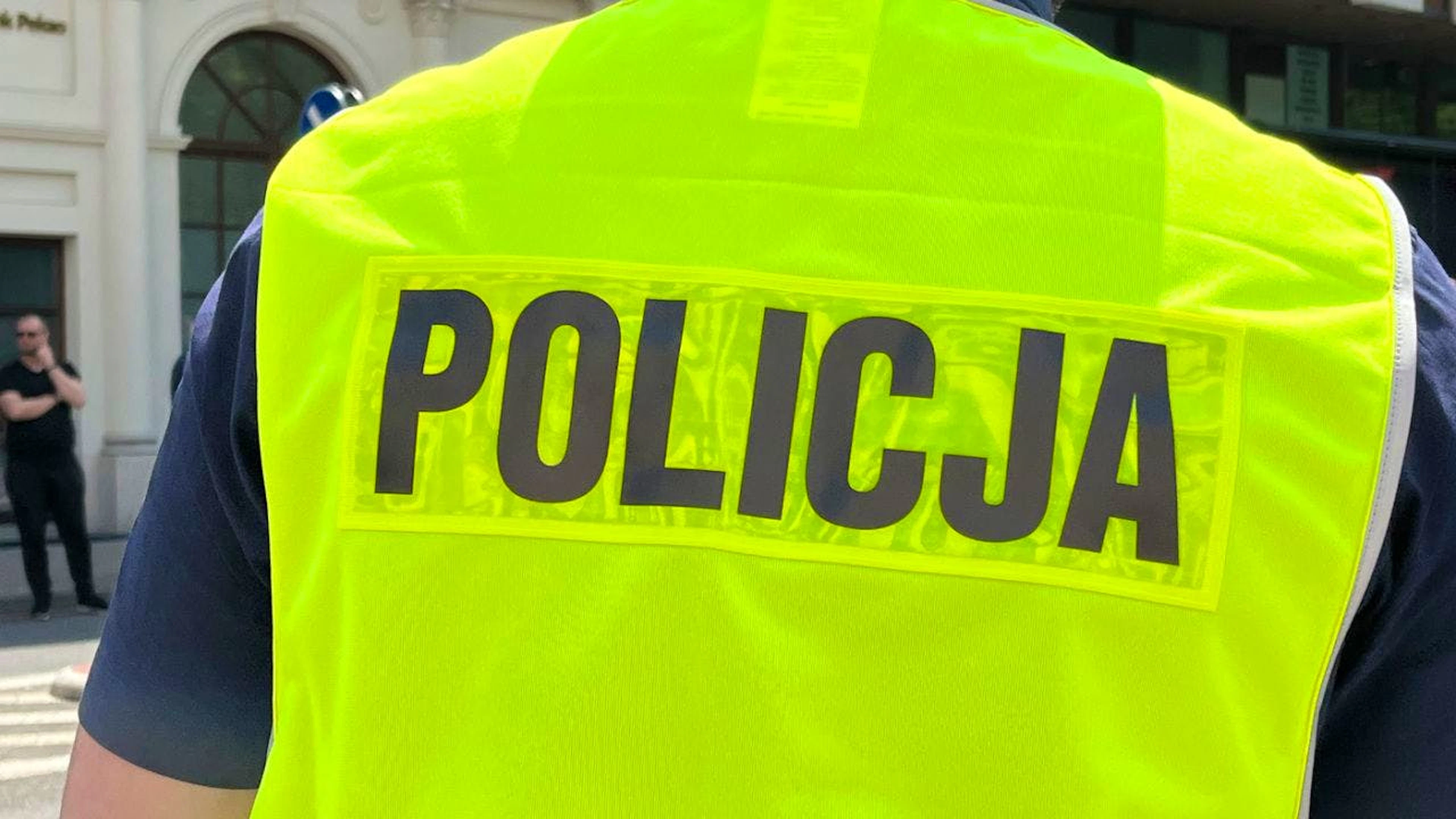 ARCHIV – Die Aufschrift «Policja» ist auf dem Rücken eines polnischen Polizisten zu sehen. Foto: Doris Heimann/dpa