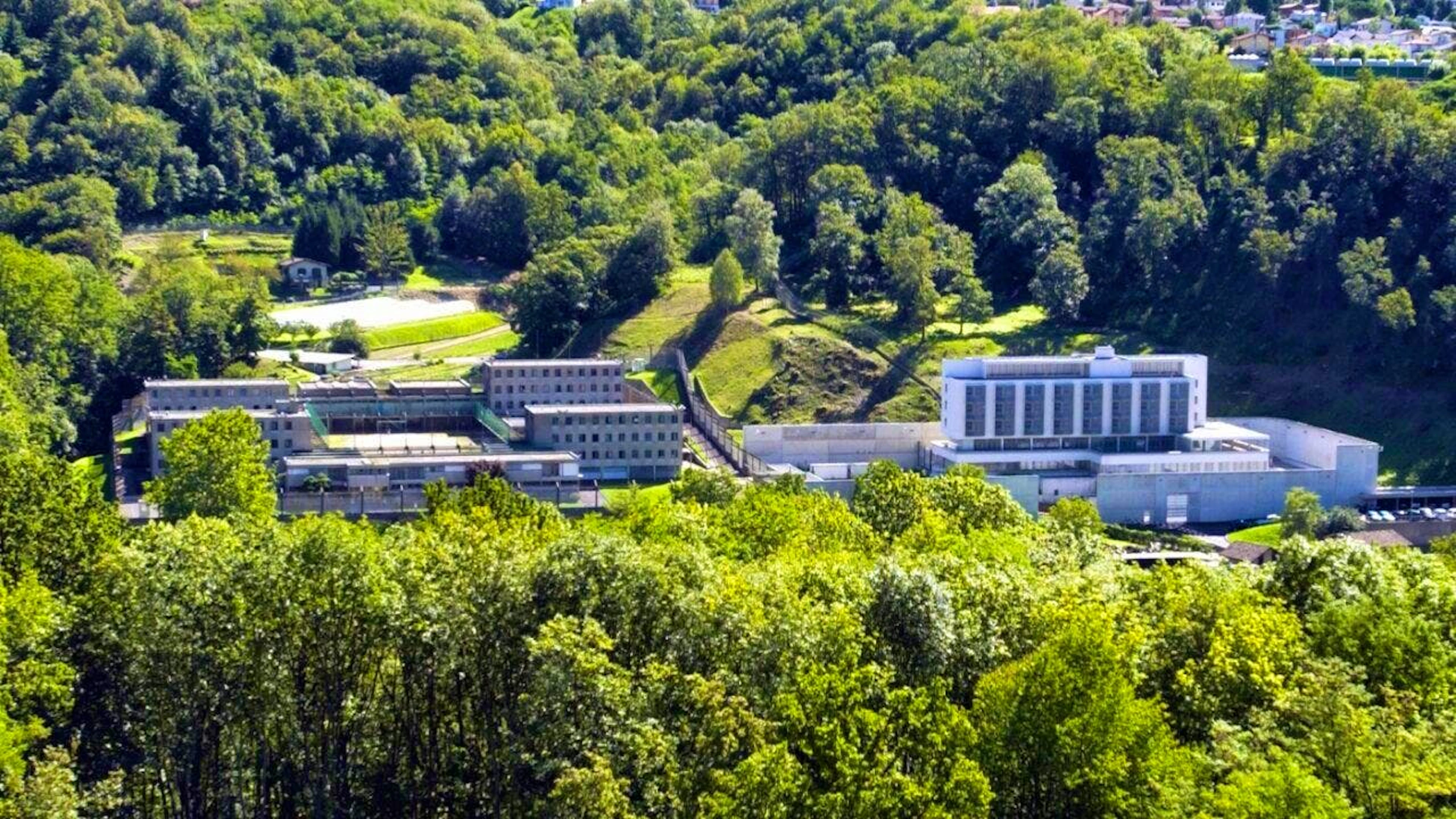 The trial against seven suspected jewel thieves will be held directly in the La Farera prison in Ticino and broadcast live in the courtroom. (archive picture)