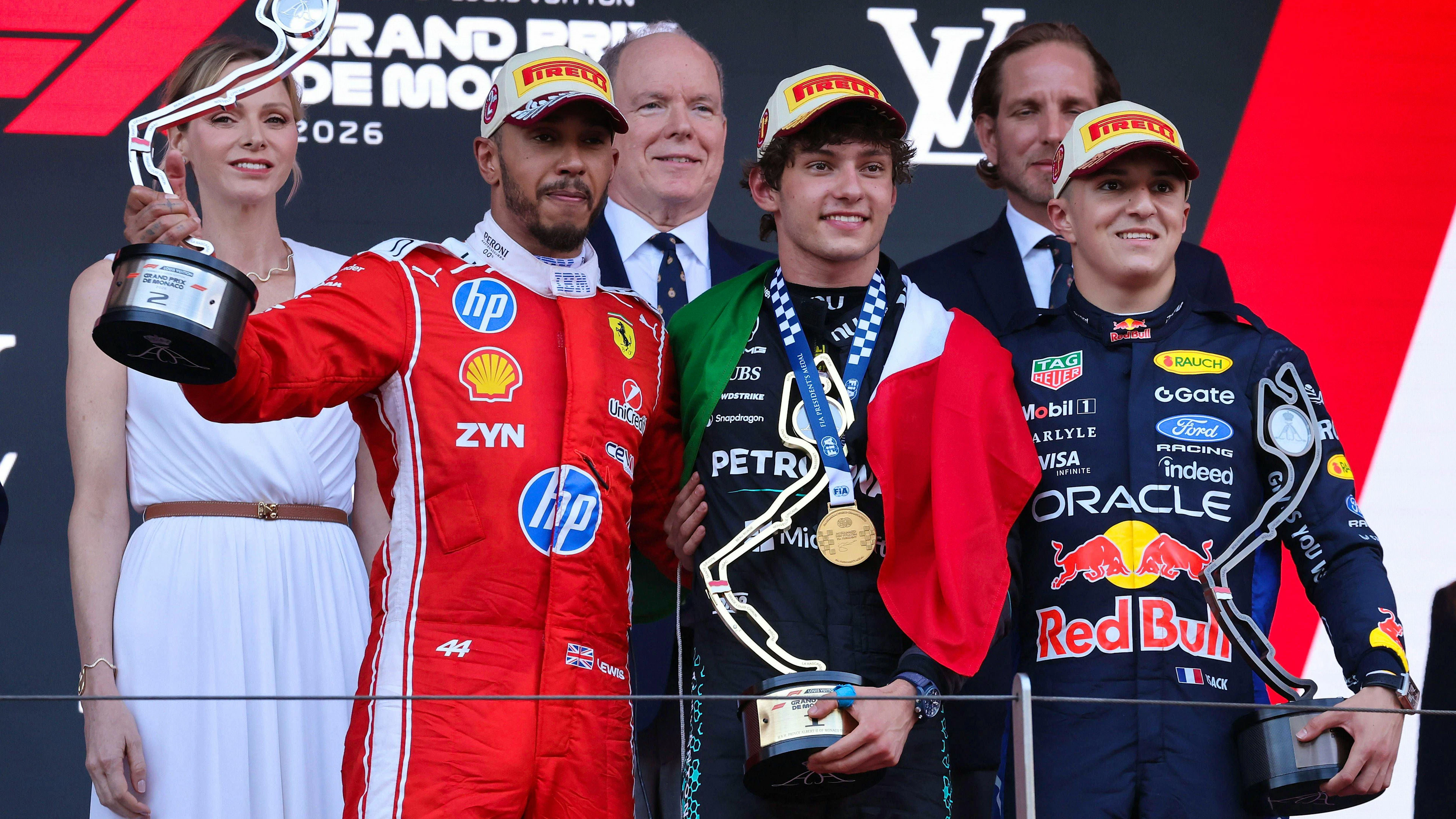 Siegerehrung: Auf dem Podium des Formel-1-Preises von Monaco feiern Sieger Andrea Kimi Antonelli (Mitte), Zweitplatzierter Lewis Hamilton (li.) und Isack Hadjar (re.) gemeinsam mit Fürst Albert II. und Fürstin Charlène von Monaco (hintere Reihe).