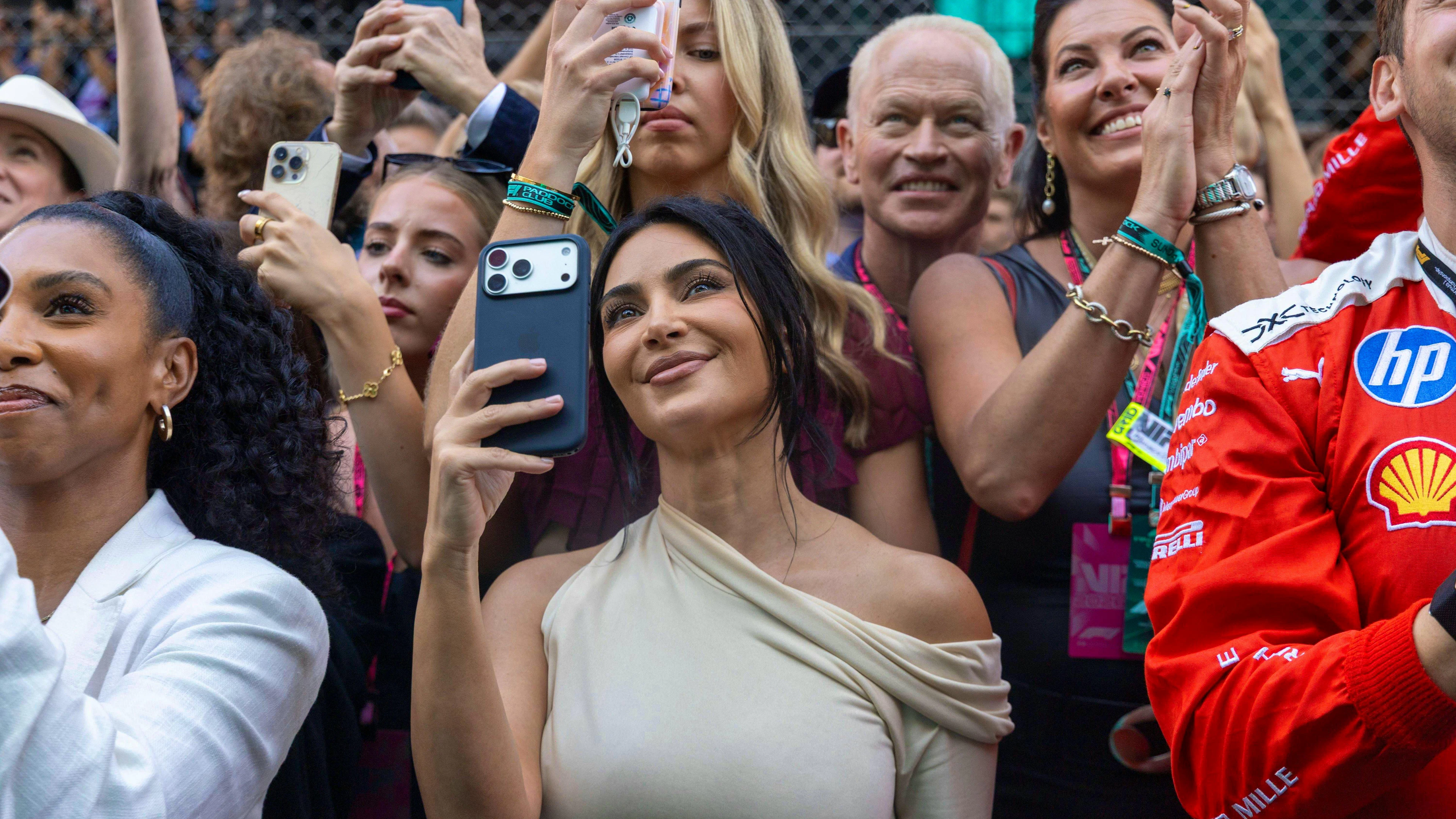 Say Cheese! Kim K. geniesst das Rennen im VIP-Bereich.&nbsp;
