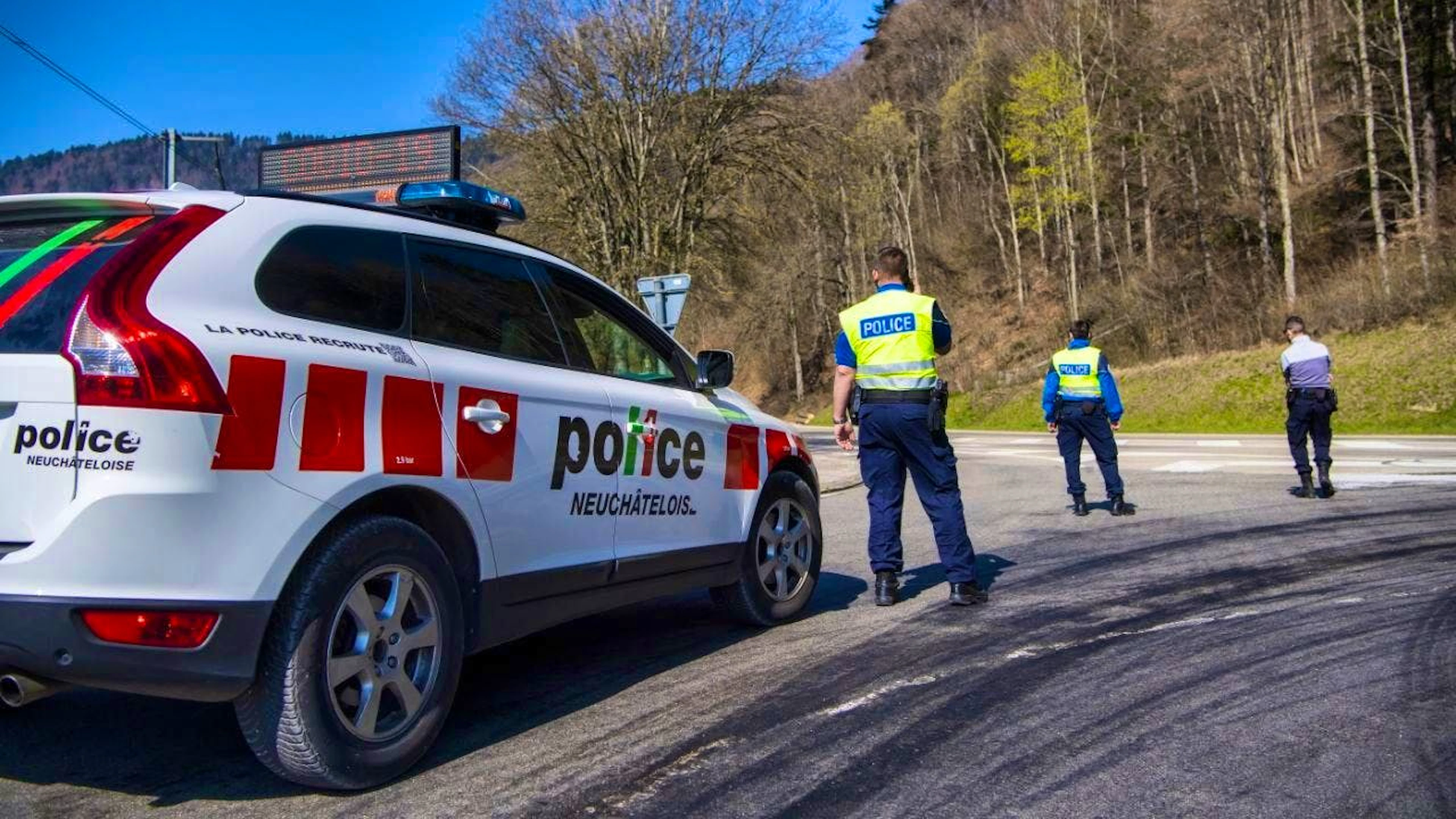After the dog returned home without its owner, relatives alerted the emergency services. The Neuchâtel cantonal police then launched an extensive search operation. (symbolic image)