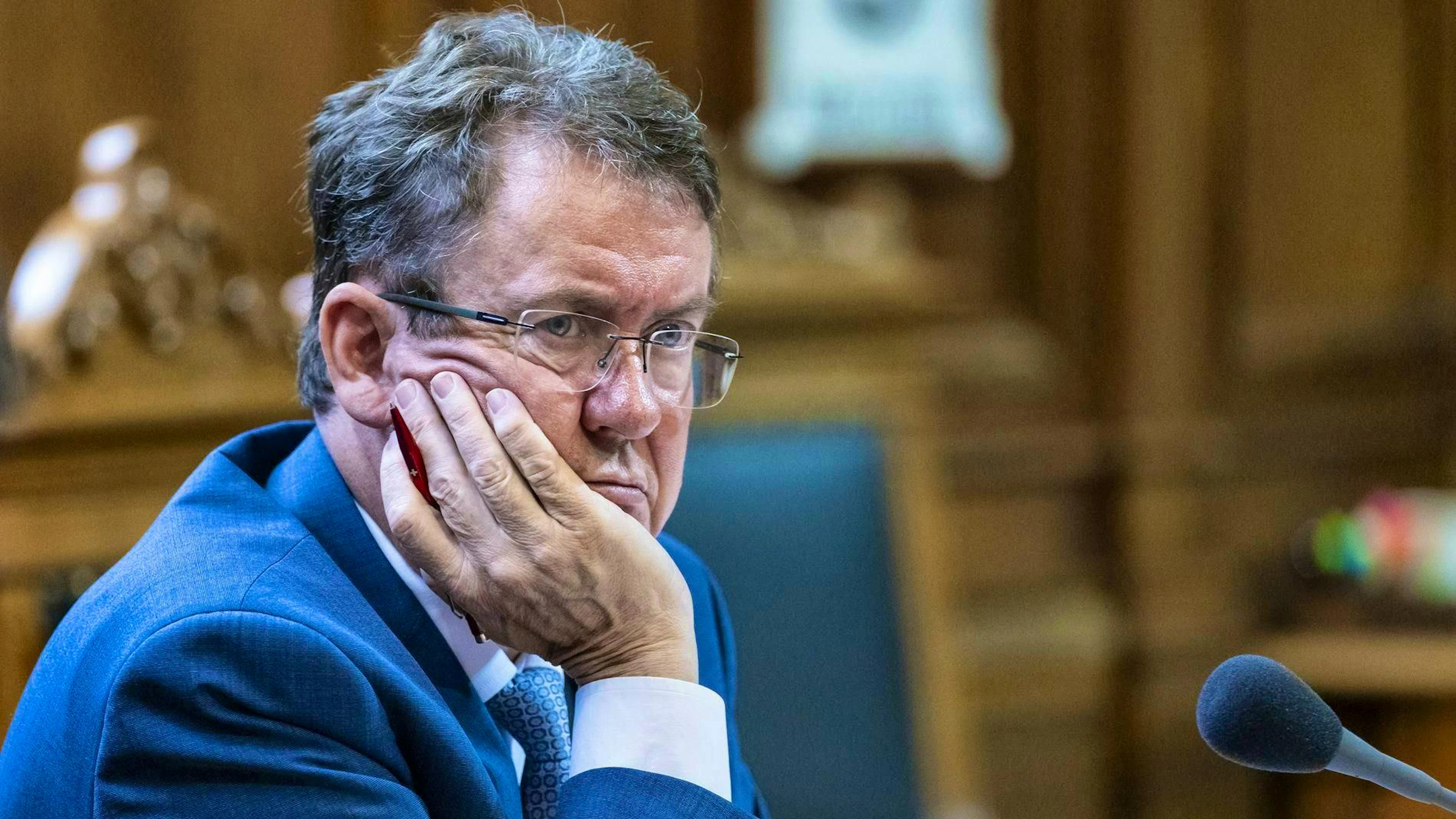 Federal Councillor Albert Rösti has to listen to the 99 votes in the National Council.