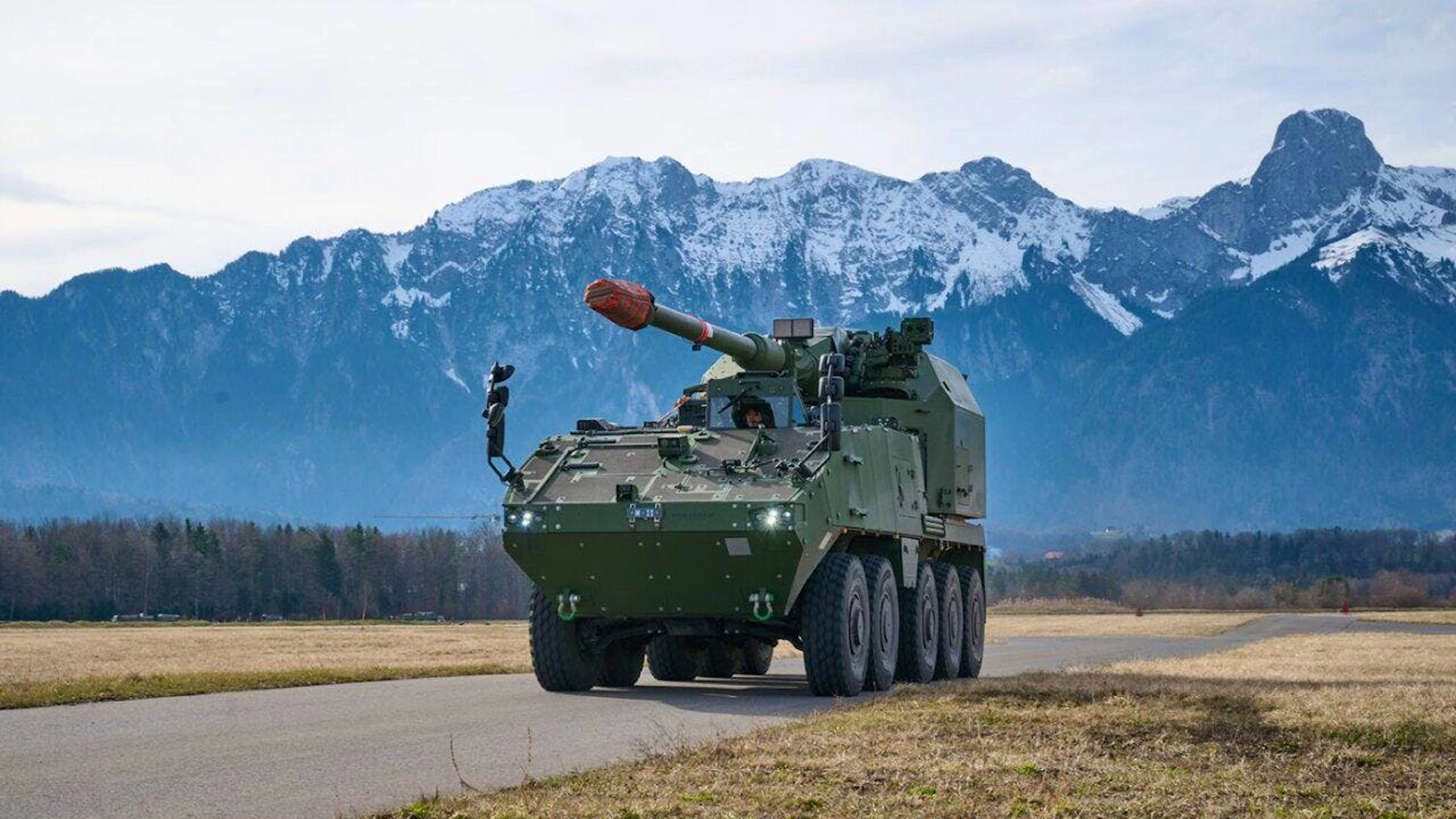 Das Bundesamt für Rüstung hat den Vertrag für ein deutsches Artilleriesystem auf einem Schweizer Fahrgestell unterzeichnet.