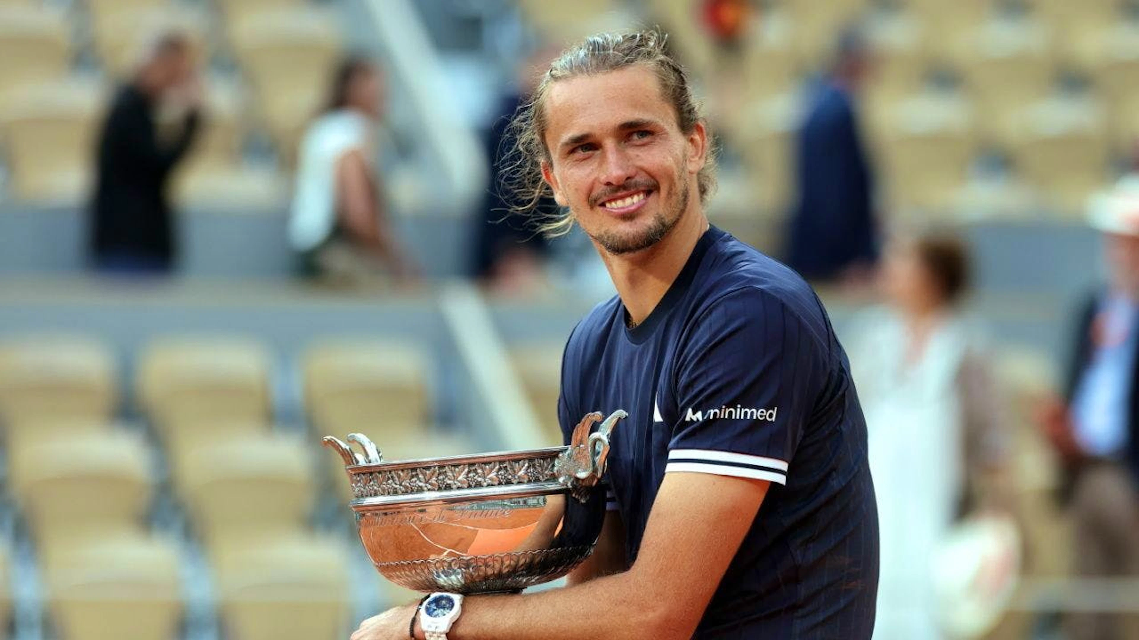 Endlich: Nach seinem vierten Grand-Slam-Final hält Alexander Zverev erstmals den Pokal in der Hand.
