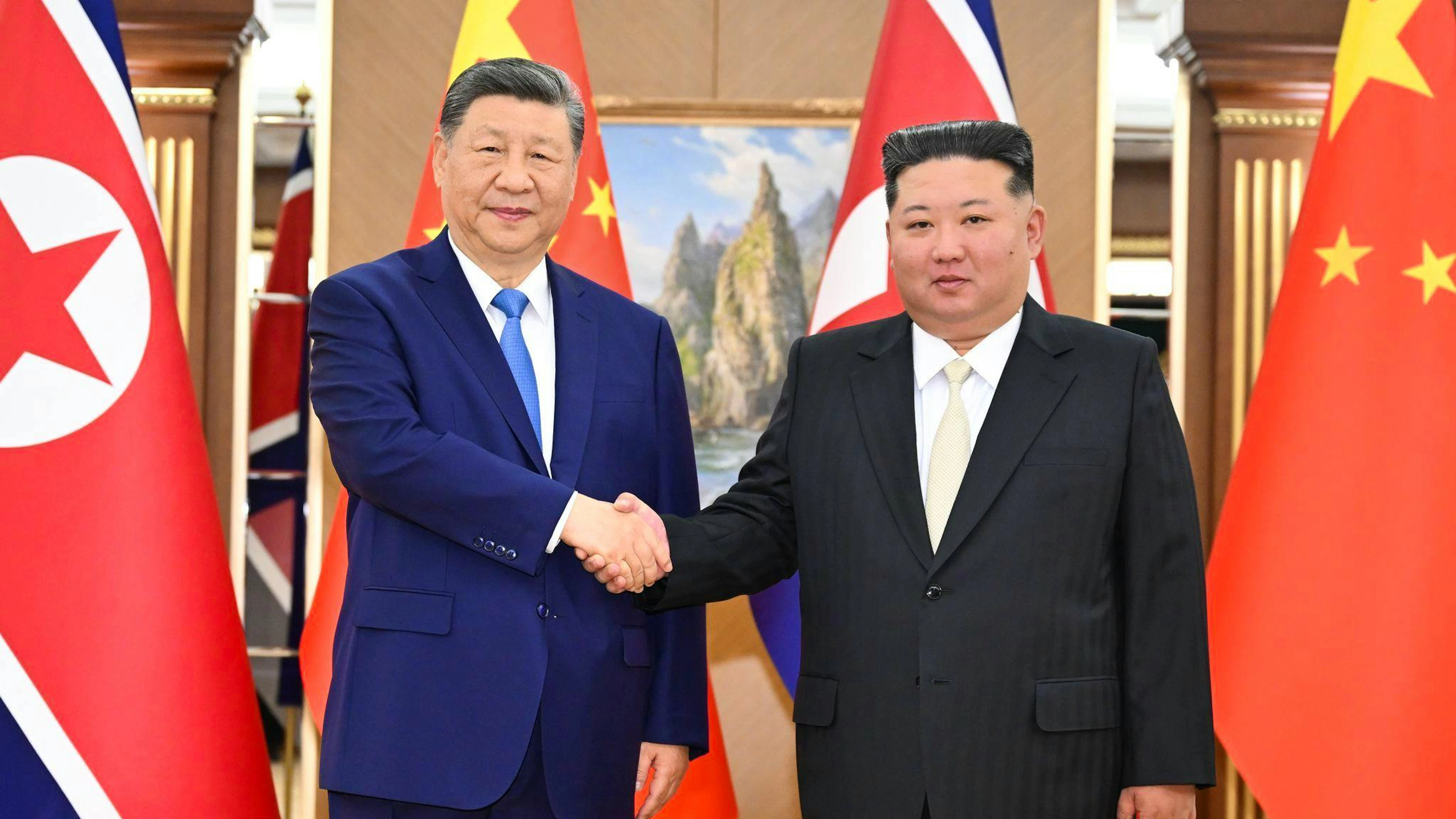 Der nordkoreanische Machthaber Kim Jong Un empfängt den chinesischen Präsidenten Xi Jinping in Pjöngjang.
