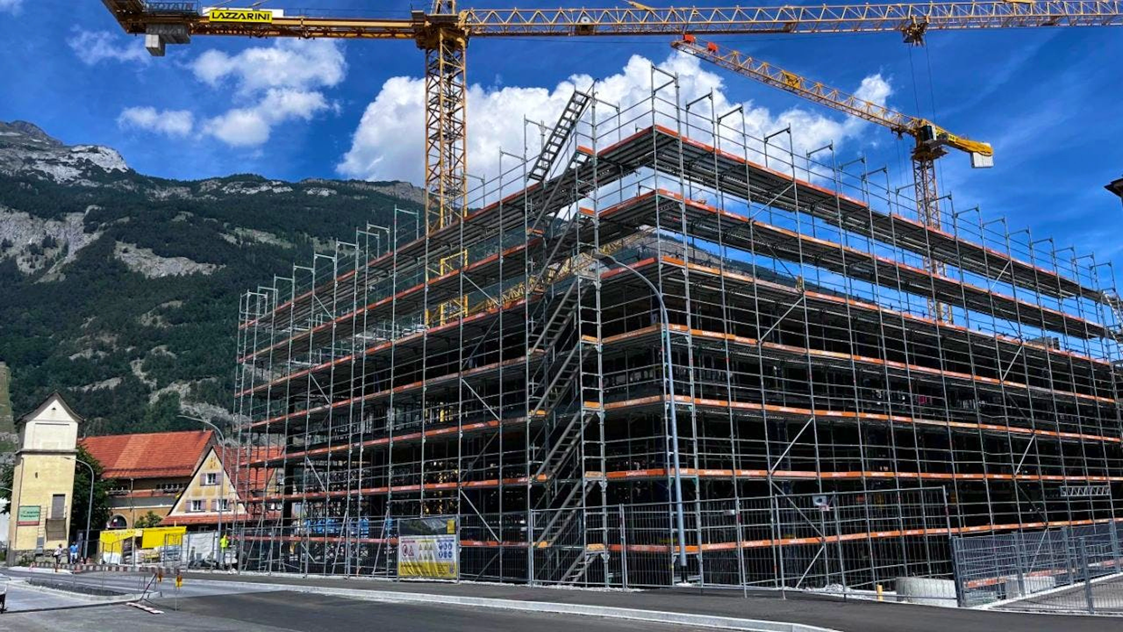 L'esterno del nuovo campus della Scuola professionale universitaria dei Grigioni ancora in fase di costruzione. Dall'autunno 2028 dovrebbero tenersi le prime lezioni.