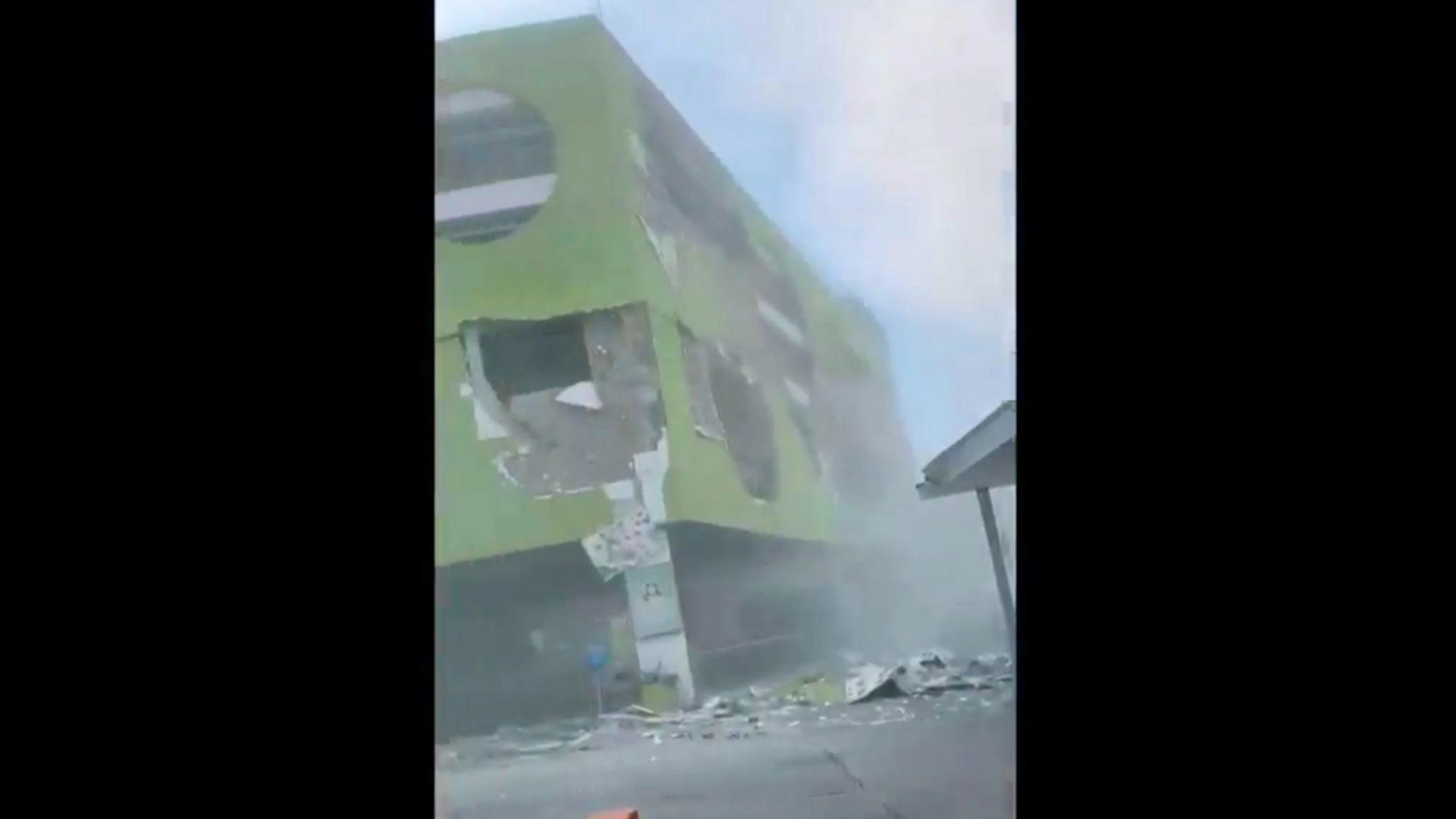 In General Santos City auf der Insel&nbsp;Mindanao ist ein beschädigtes Gebäude und viel Staub zu sehen.