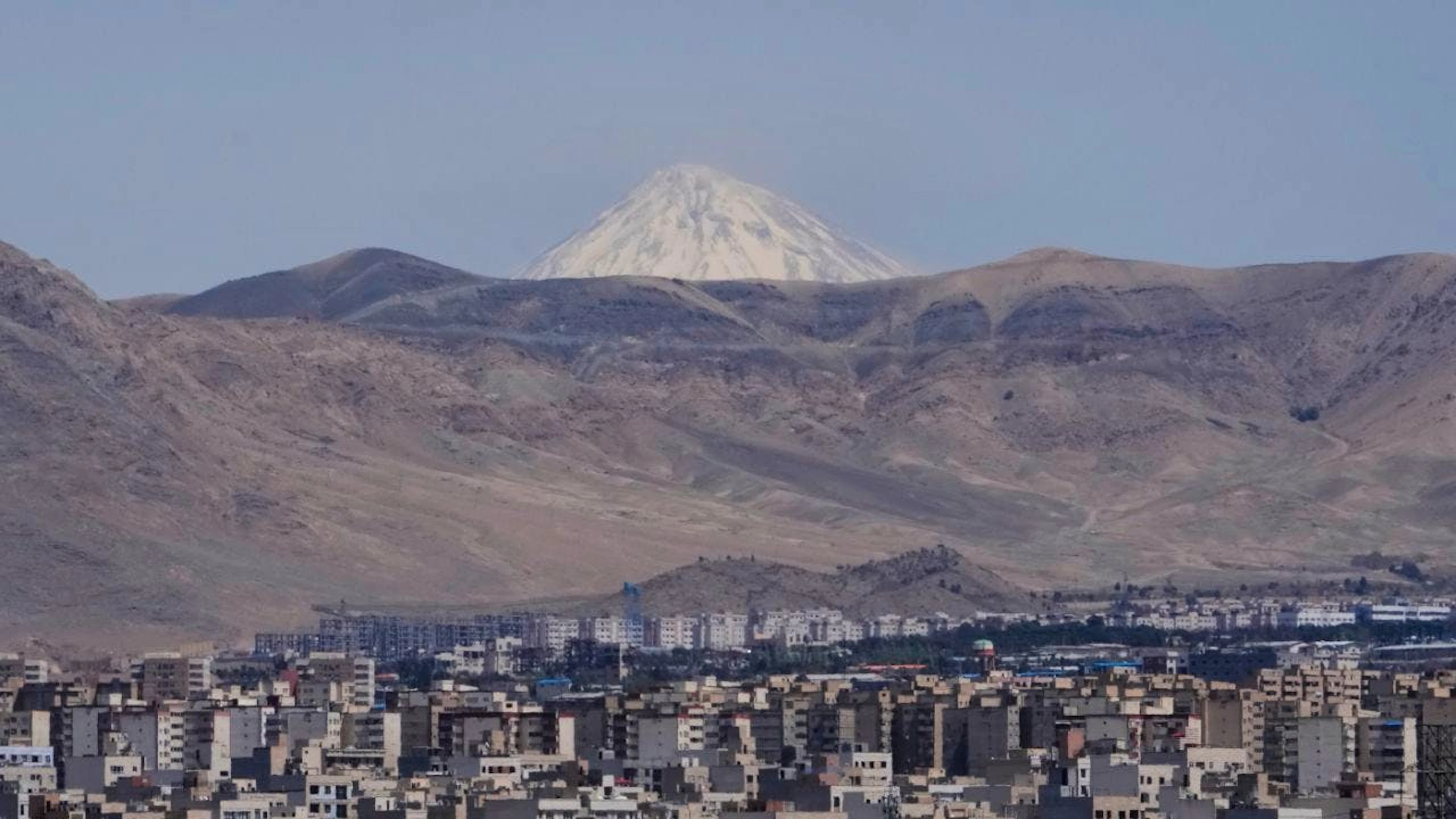 ARCHIV – Der Damavand-Gipfel, der höchste Gipfel im Iran, ist im Südosten Teherans zu sehen. Foto: Vahid Salemi/AP/dpa