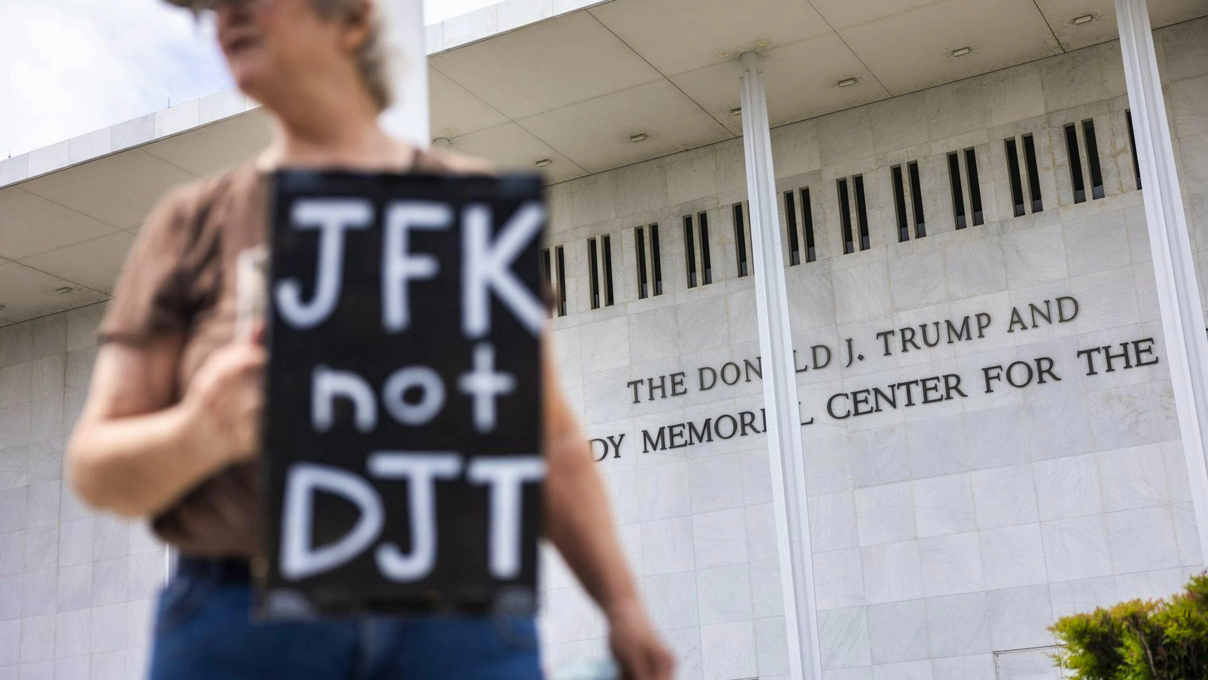 Donald Trump a réagi en annonçant qu'il allait «travailler avec le Congrès pour lui transférer» le contrôle du Kennedy Center (archives).