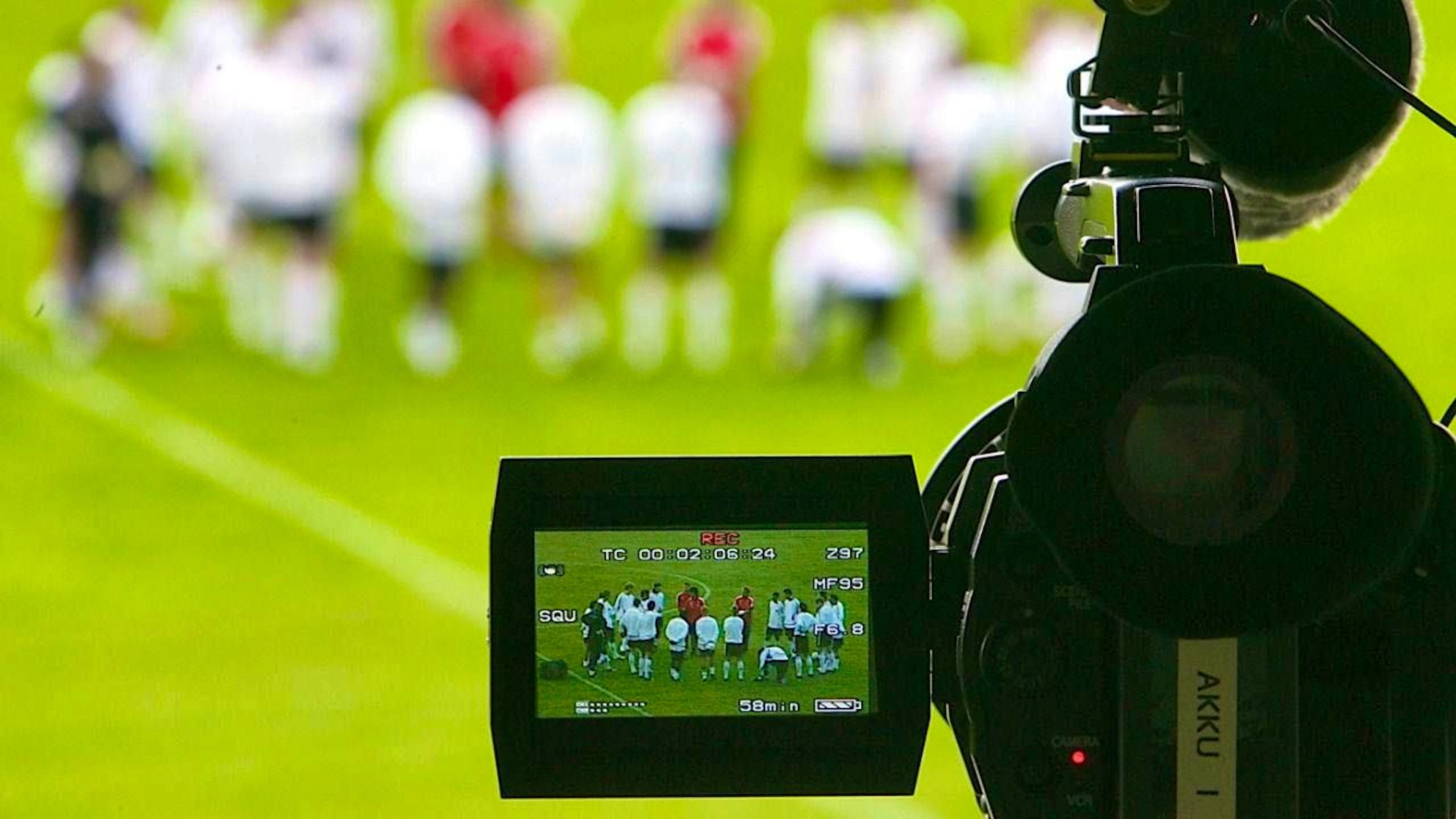 SRF streams all 104 World Cup matches live, and broadcasts almost all of them on TV. (symbolic image)