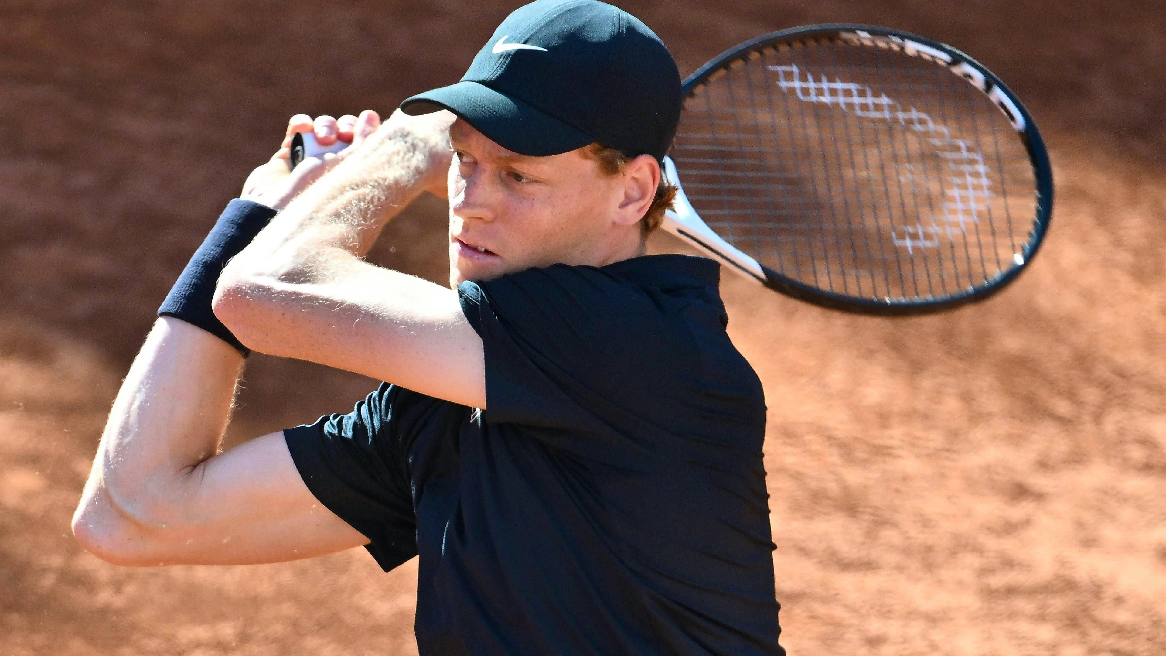Jannik Sinner pensa alla Sardegna.