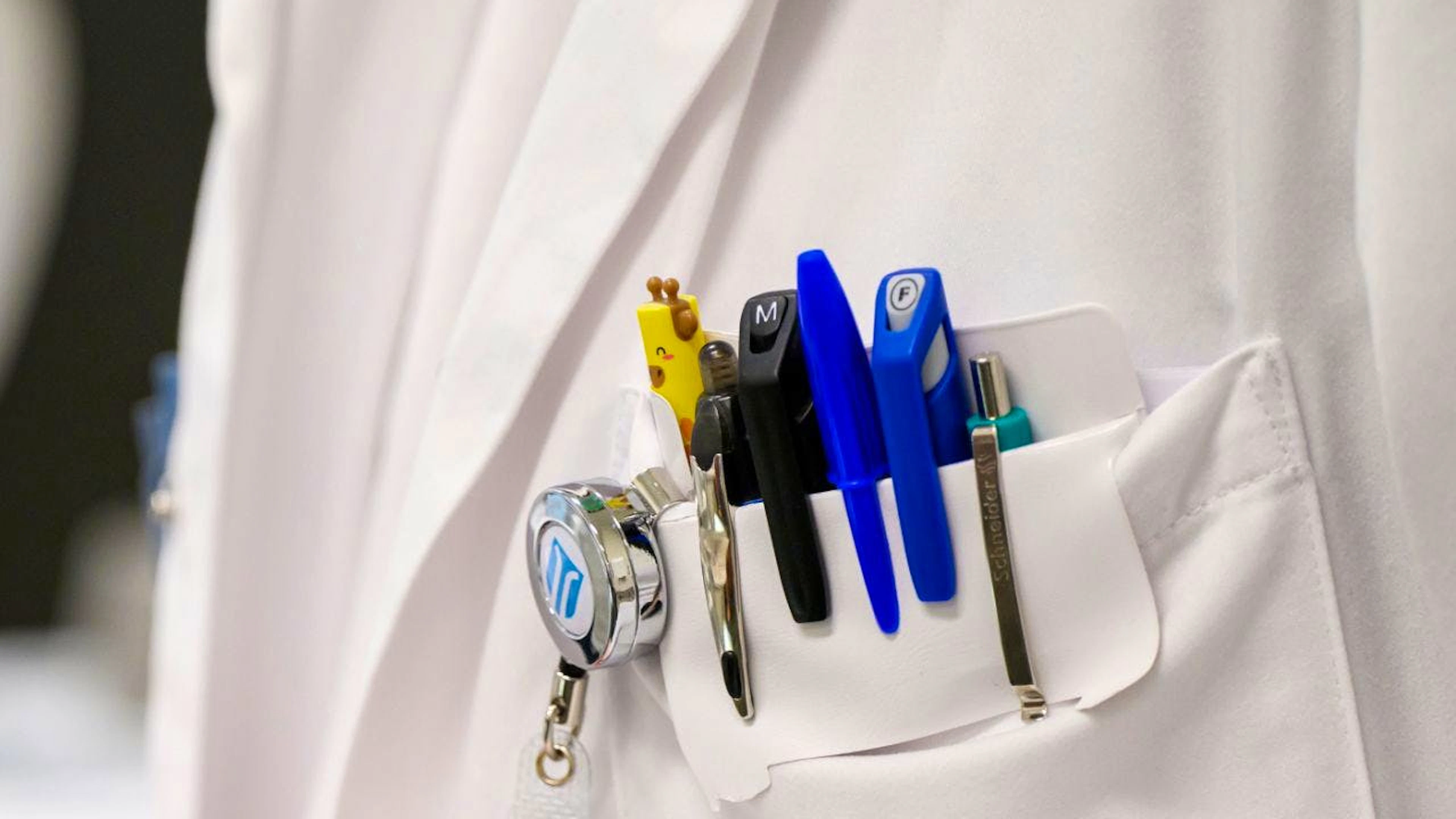 Mehr als die Hälfte der Schweizer Ärztinnen und Ärzte fürchtet manchmal wegen Übermüdung um die Sicherheit von Patientinnen und Patienten. (Symbolbild)