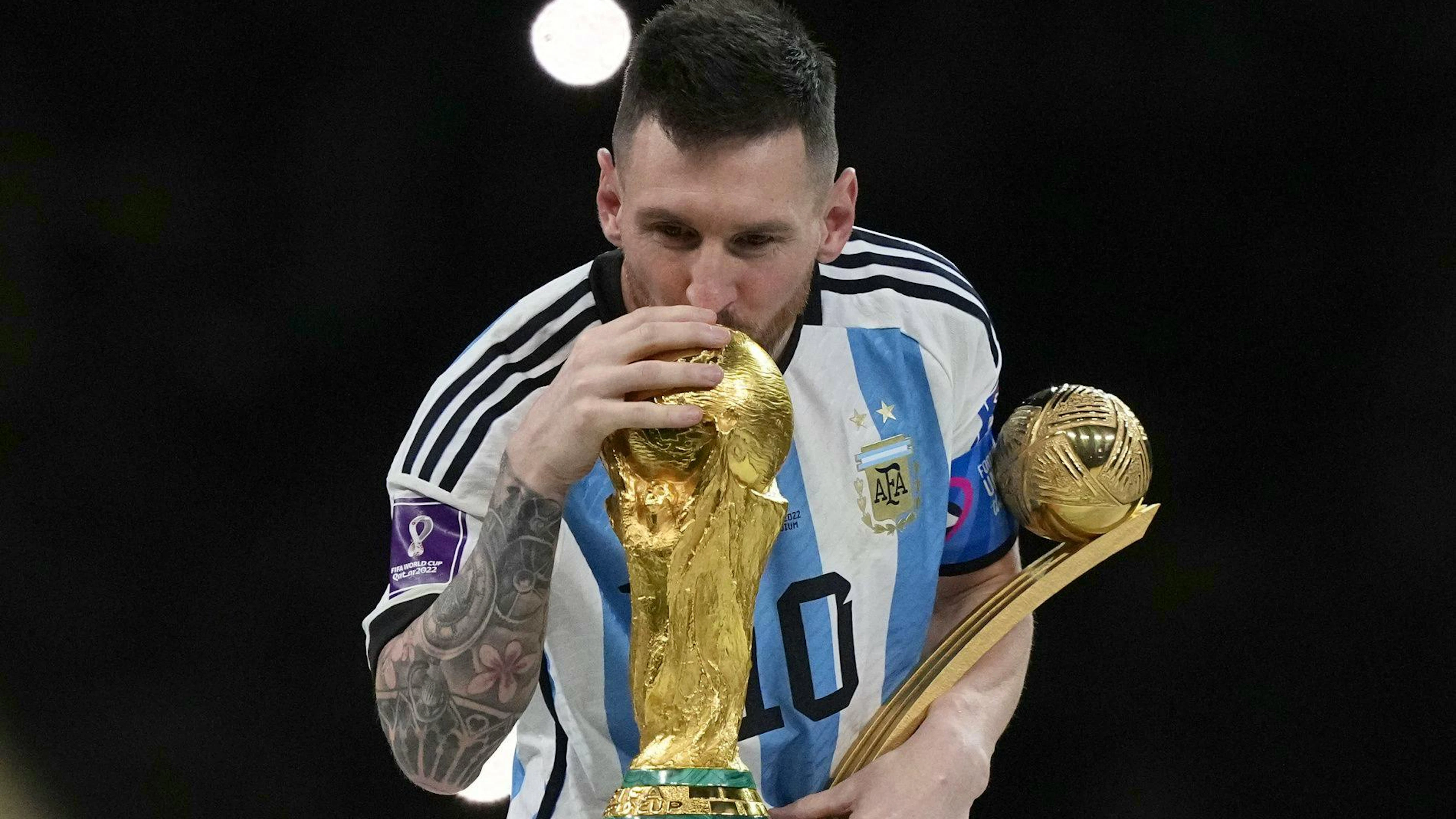 Küsst Lionel Messi nach 2022 auch 2026 den WM-Pokal?