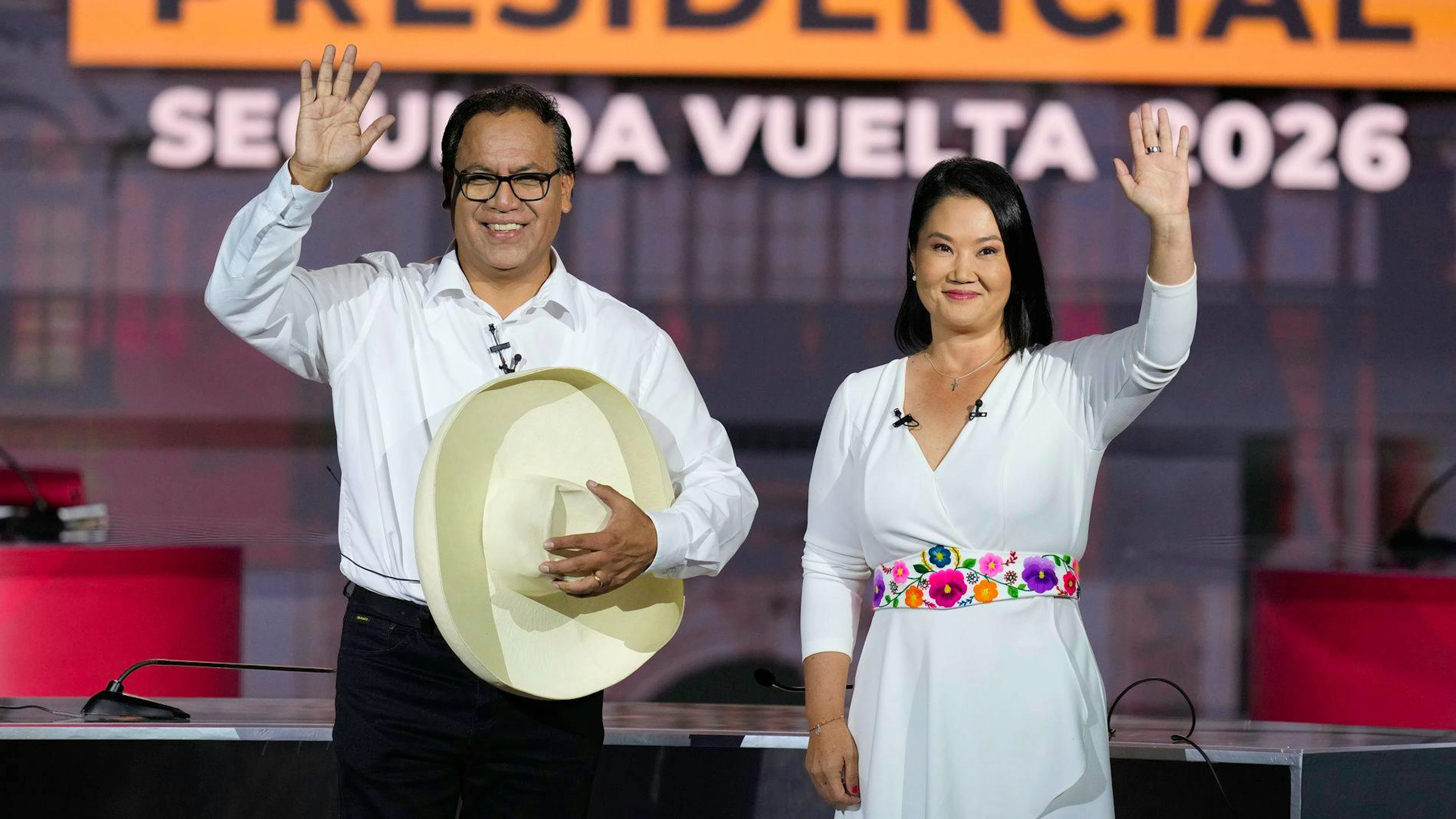 Al termine del ballottaggio solo poche migliaia di voti separano i due candidati in lizza, la conservatrice Keiko Fujimori dal progressista Roberto Sanchez Palomino.